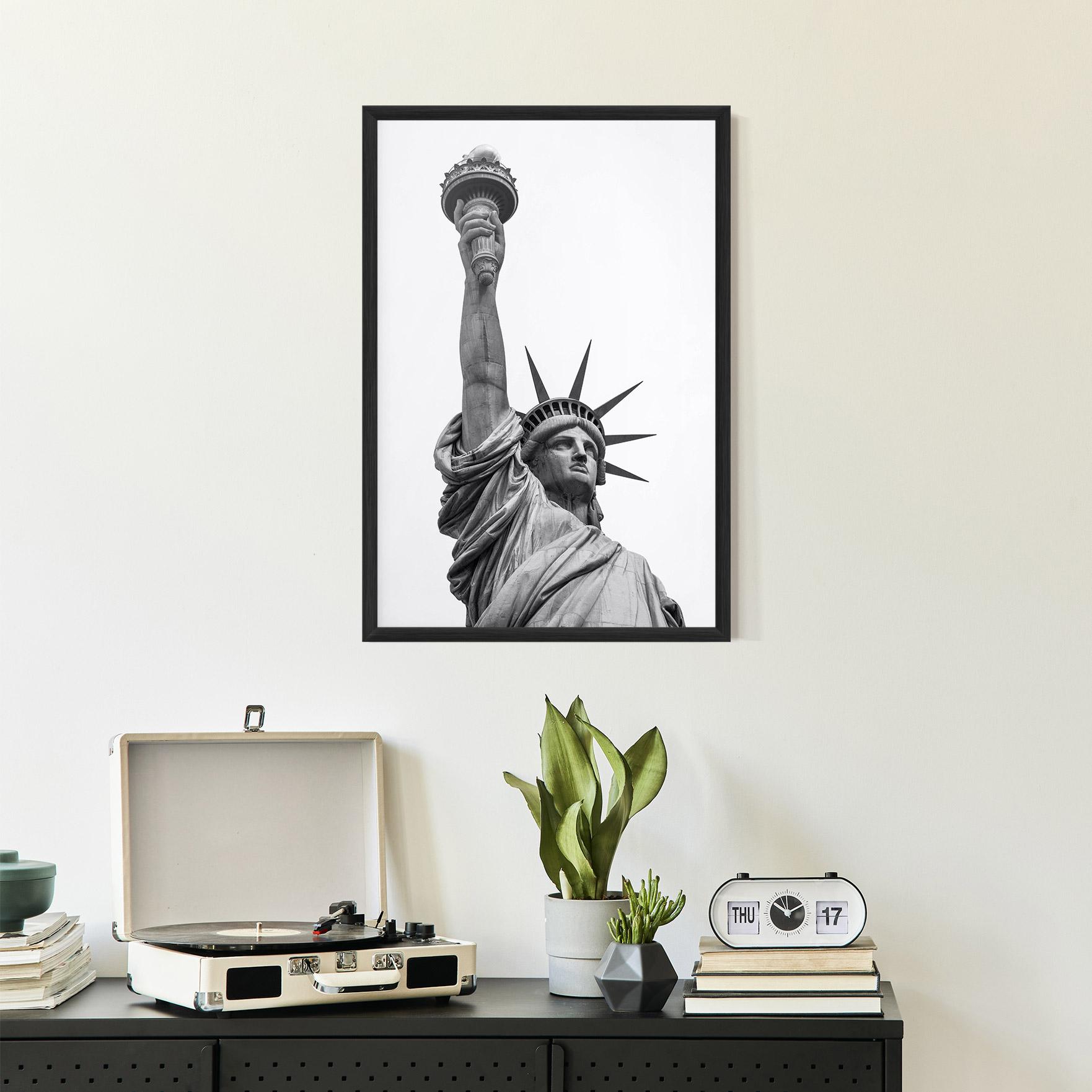 Рамкиран постер Liberty Statue mockup 2