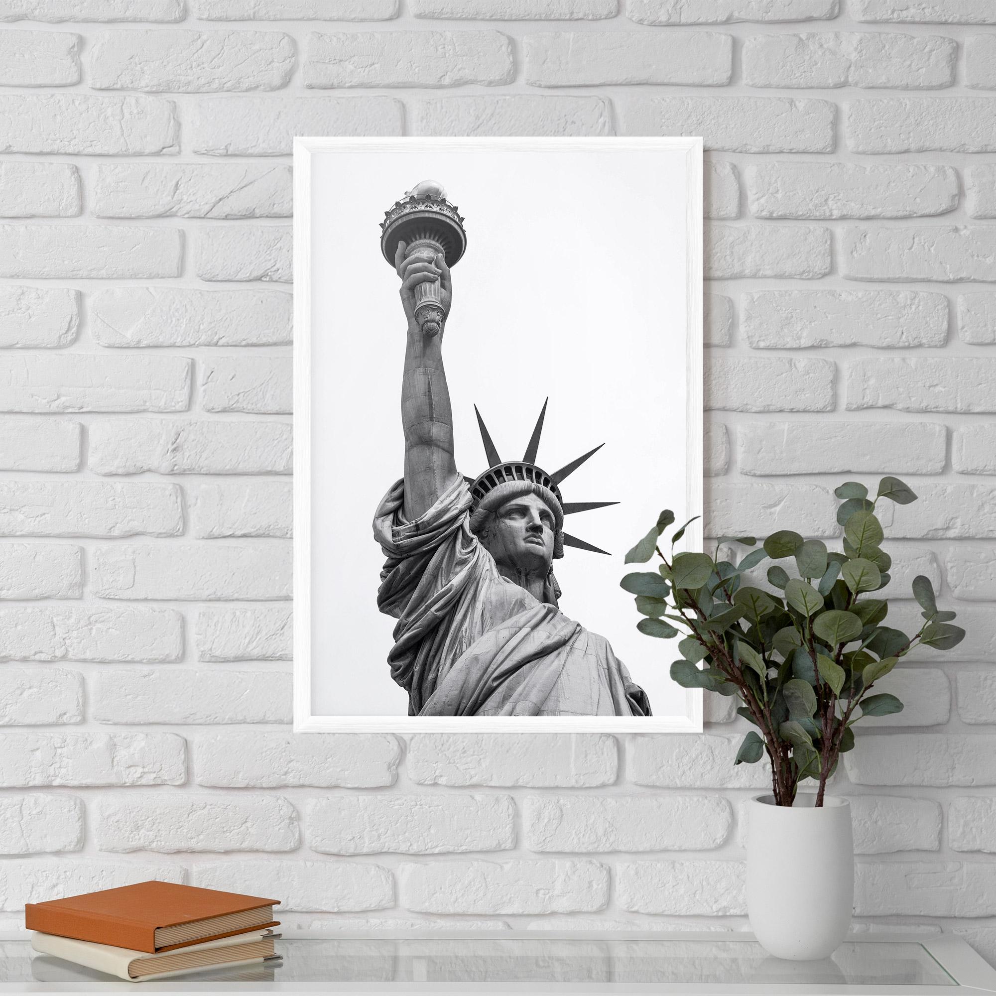 Рамкиран постер Liberty Statue mockup 5