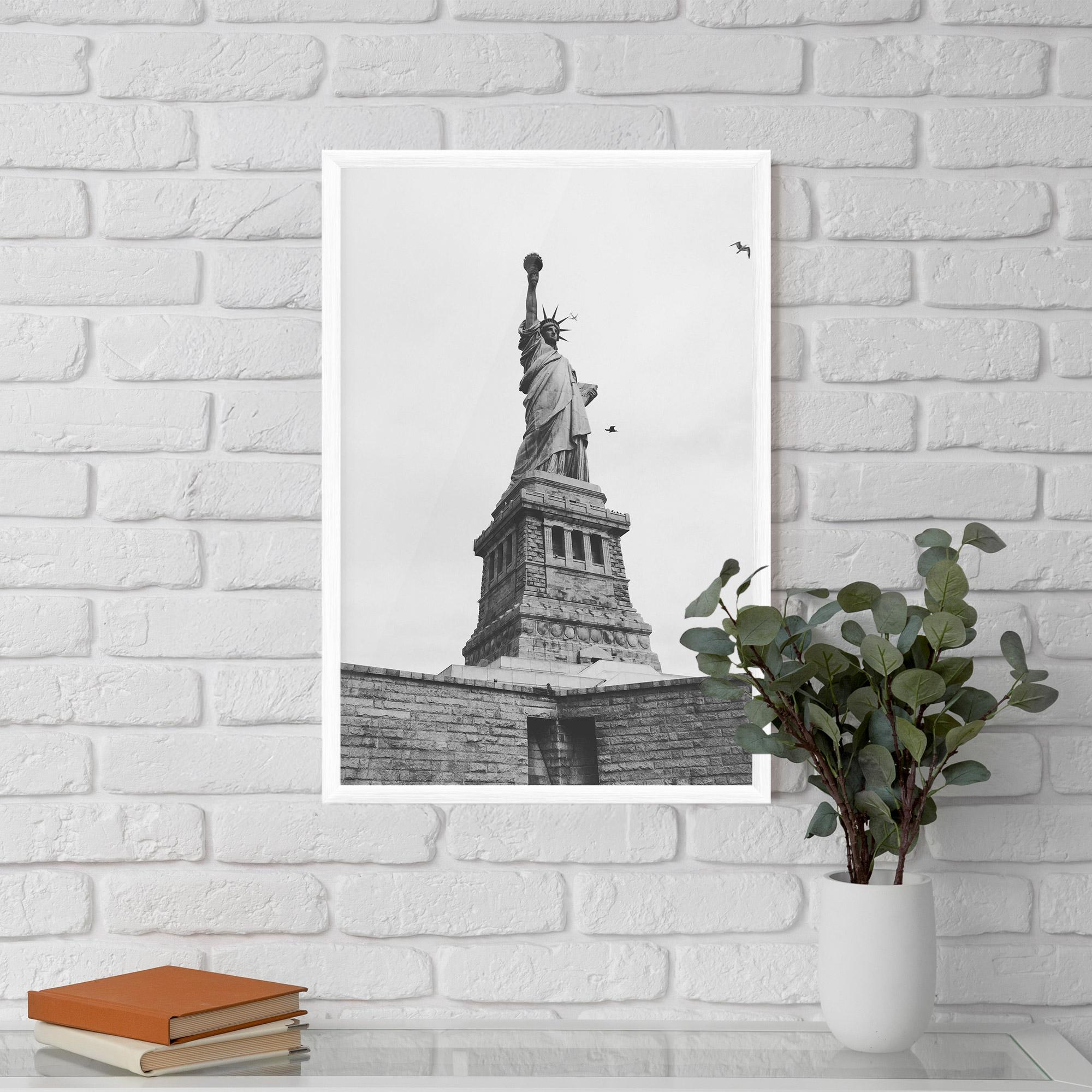 Рамкиран постер The Statue Of Liberty mockup 5