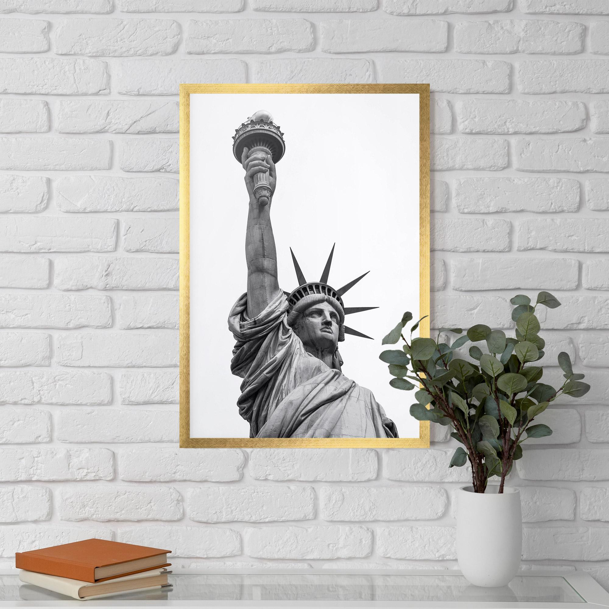 Рамкиран постер Liberty Statue mockup 5