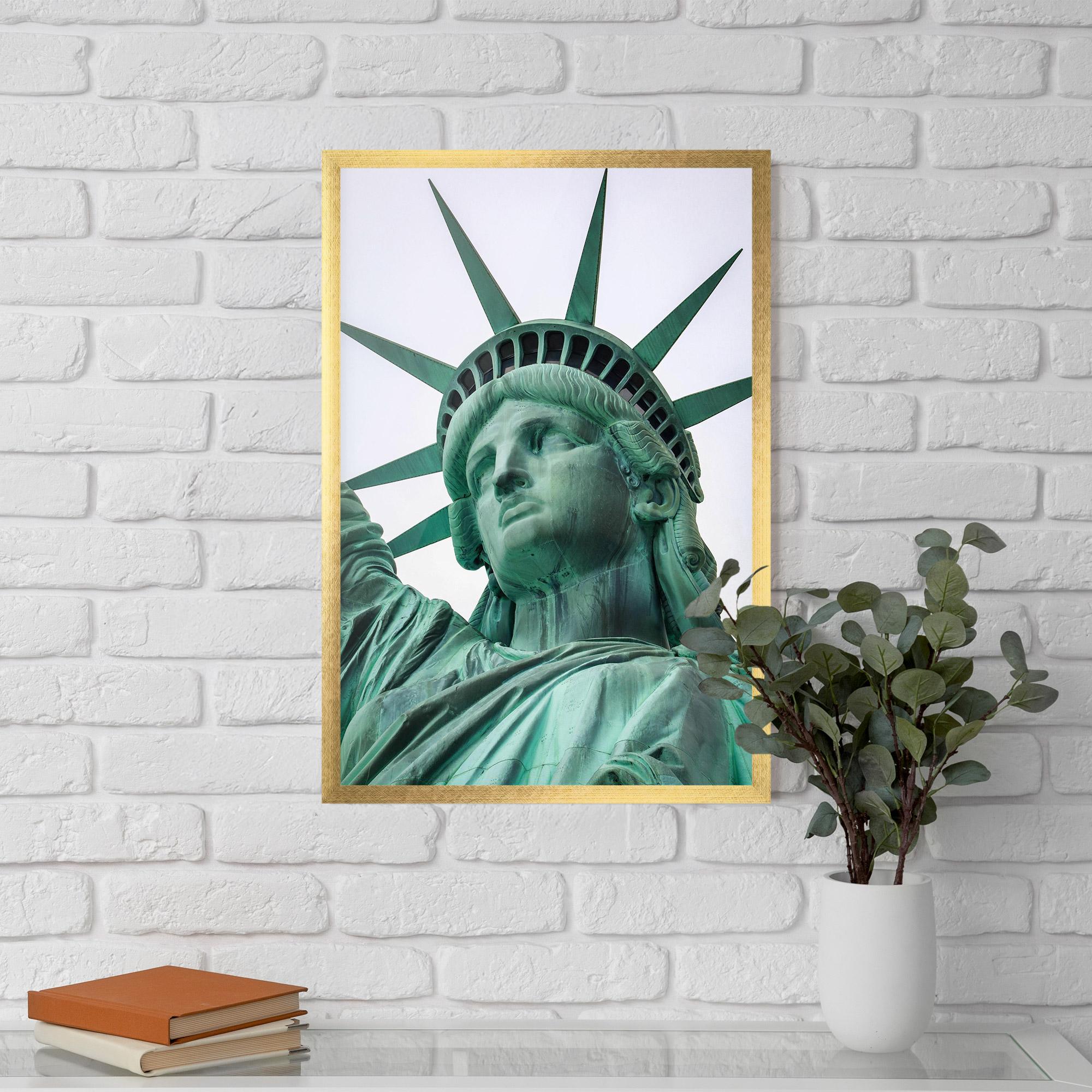Рамкиран постер Statue Of Liberty Head mockup 5