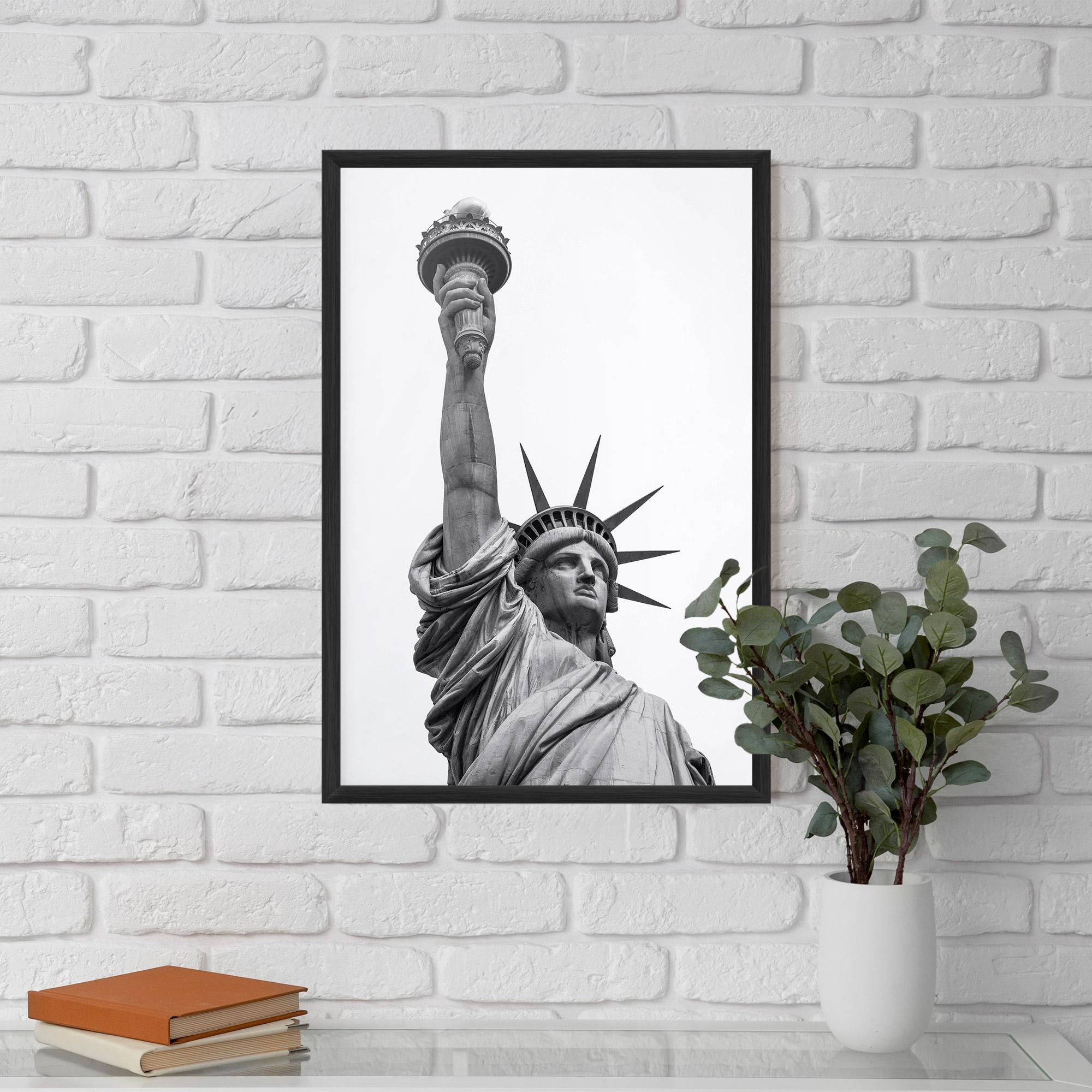 Рамкиран постер Liberty Statue mockup 5