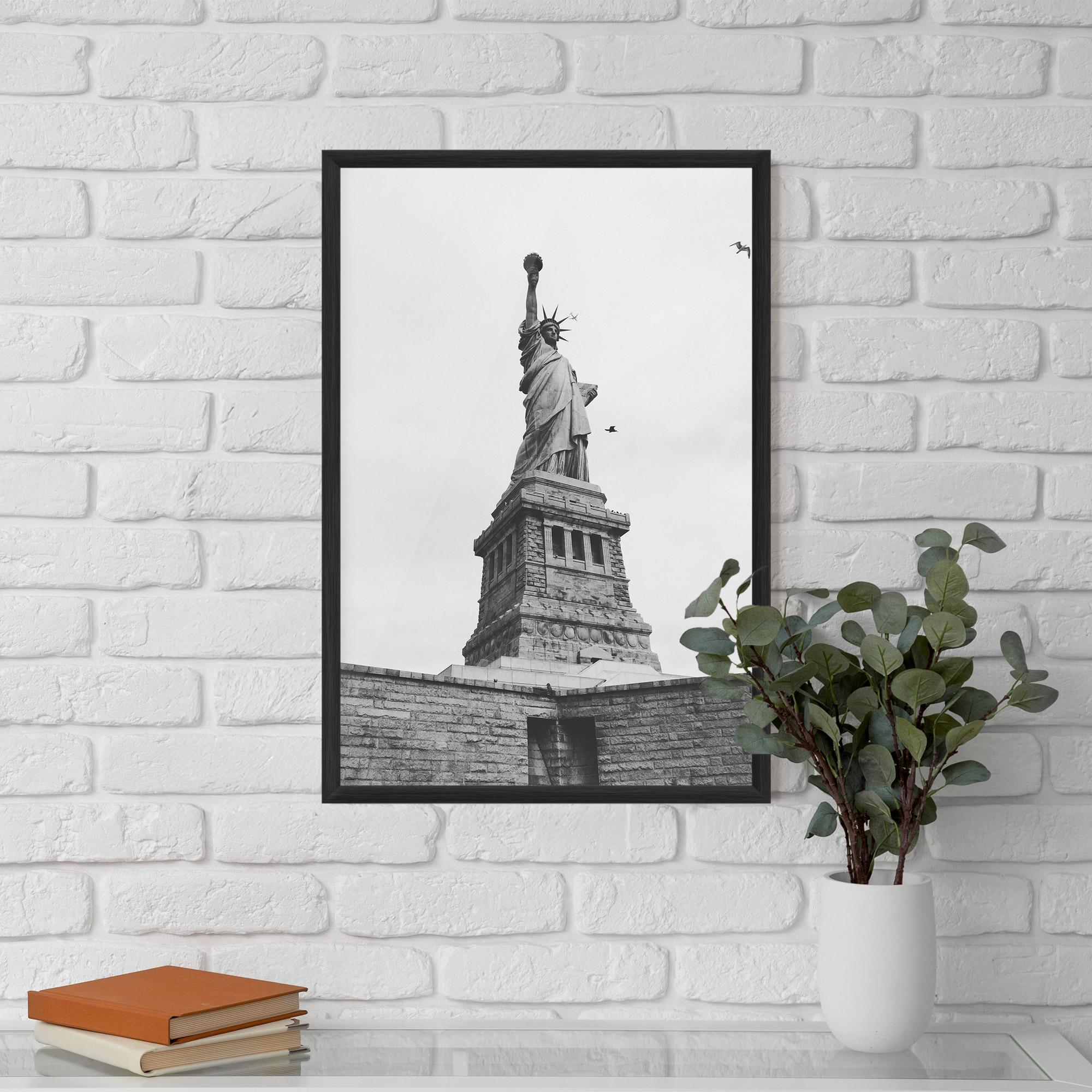 Рамкиран постер The Statue Of Liberty mockup 5