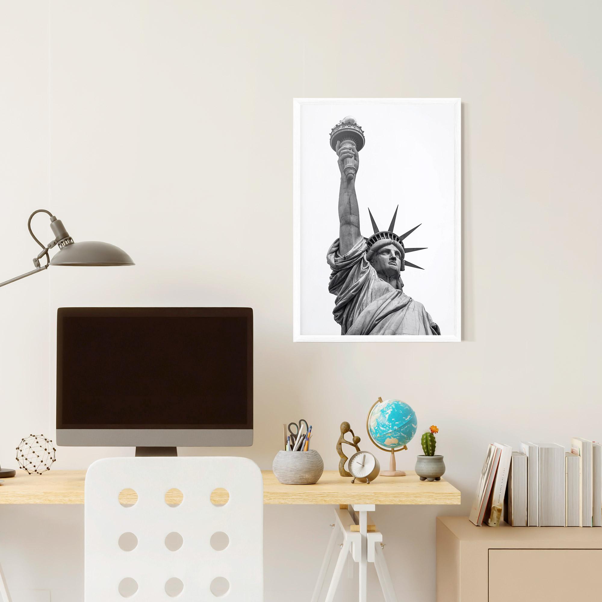 Рамкиран постер Liberty Statue mockup 6