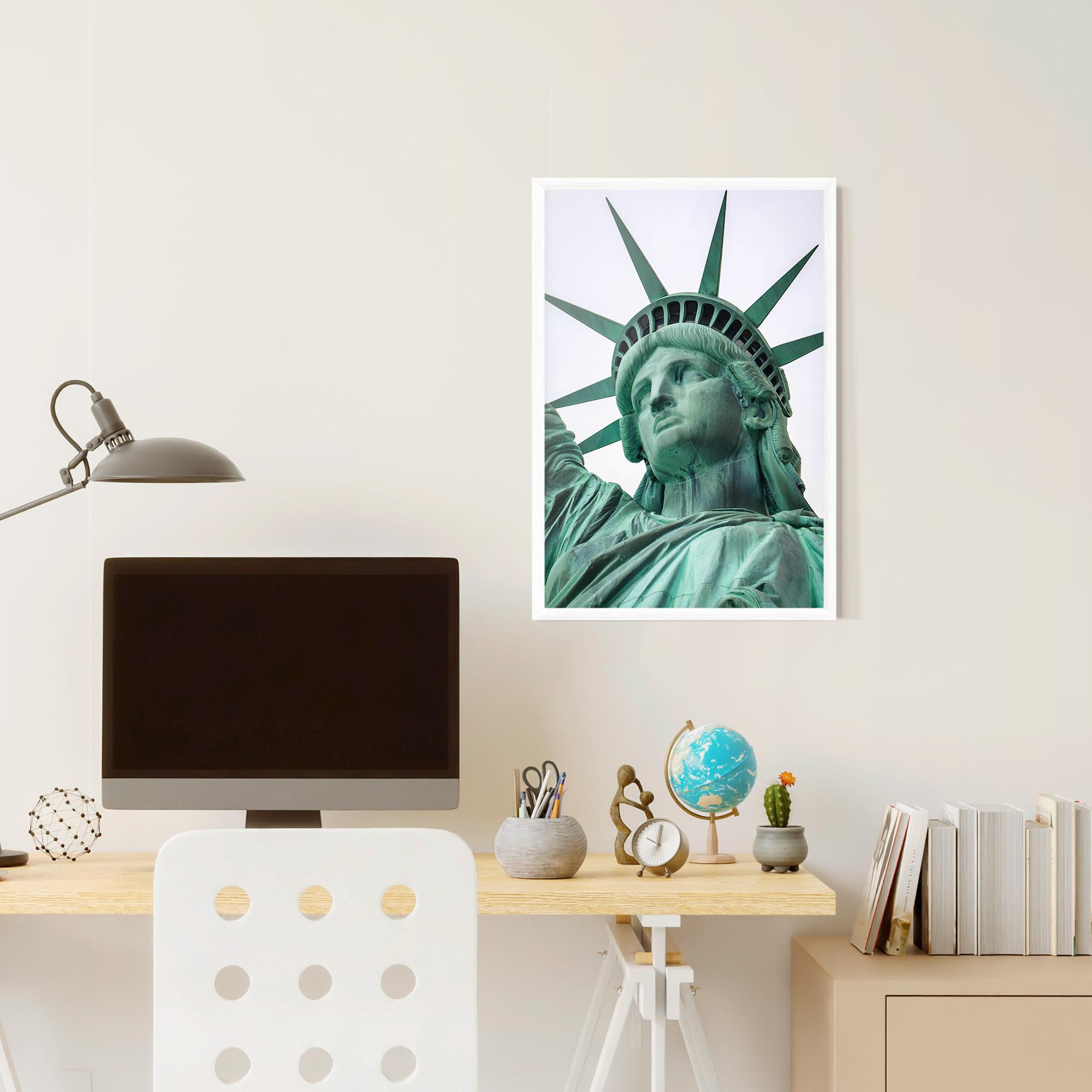 Рамкиран постер Statue Of Liberty Head mockup 6