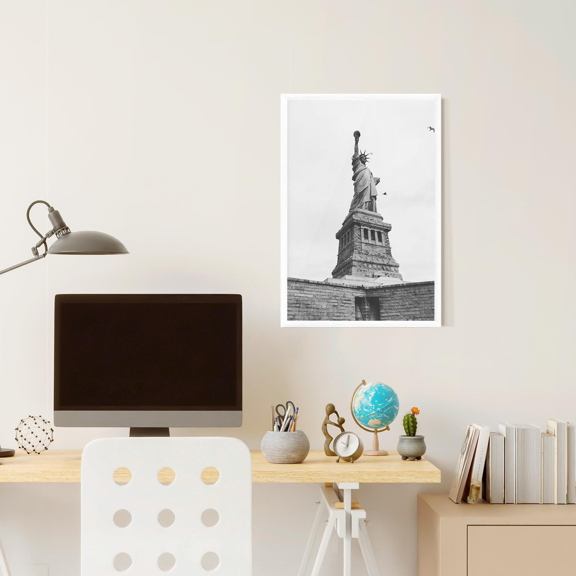 Рамкиран постер The Statue Of Liberty mockup 6