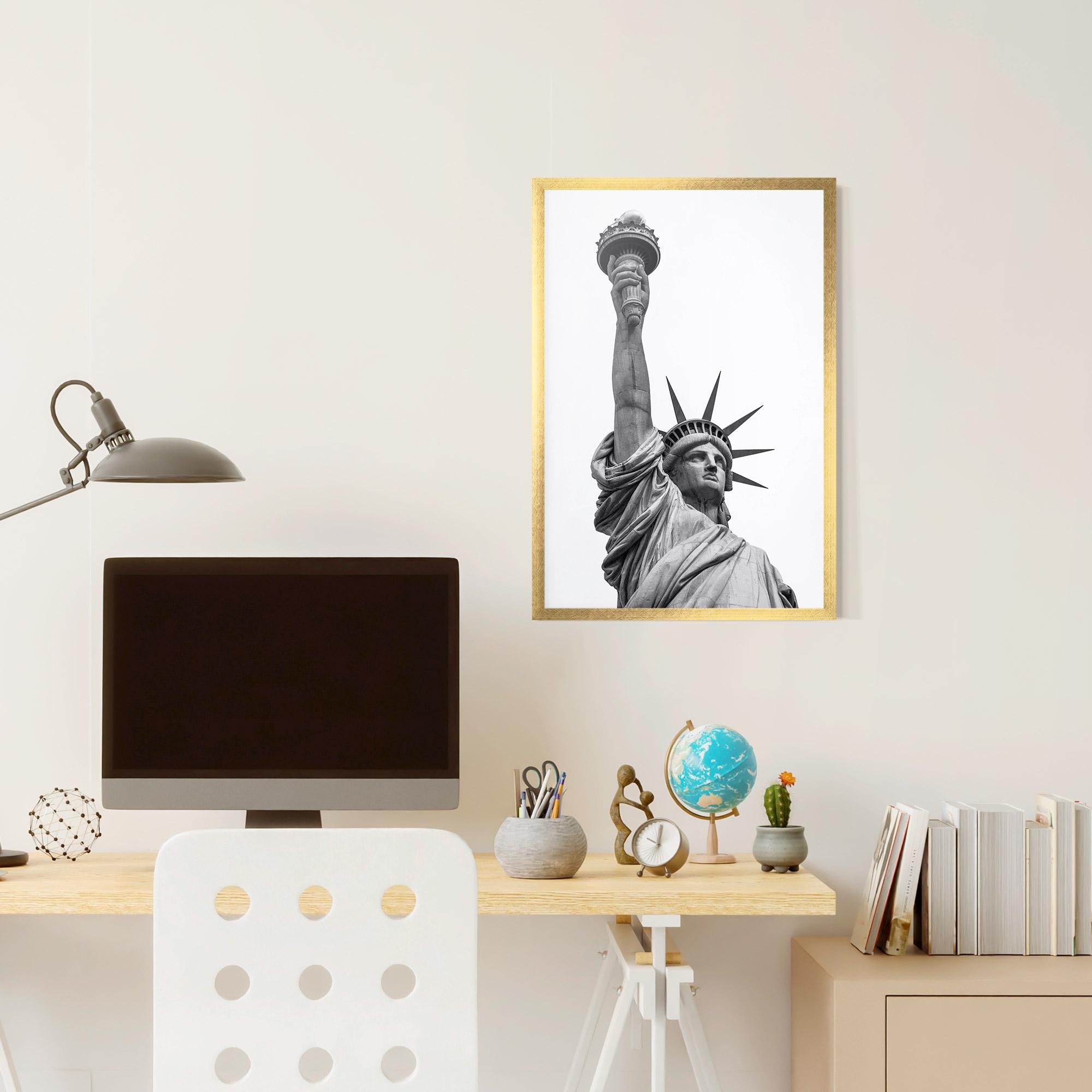 Рамкиран постер Liberty Statue mockup 6
