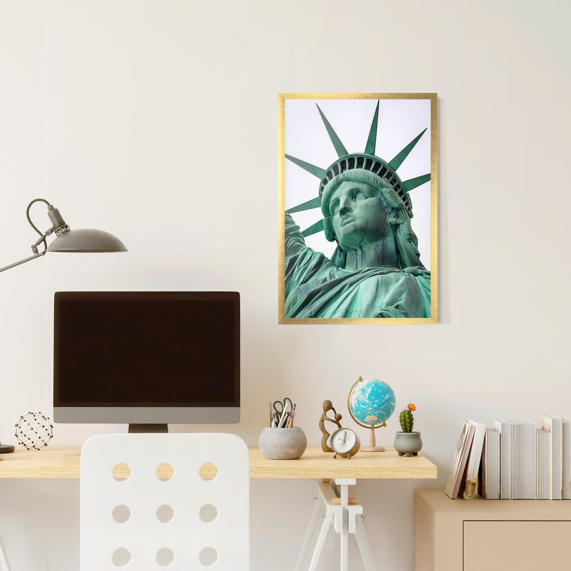 Рамкиран постер Statue Of Liberty Head mockup 6