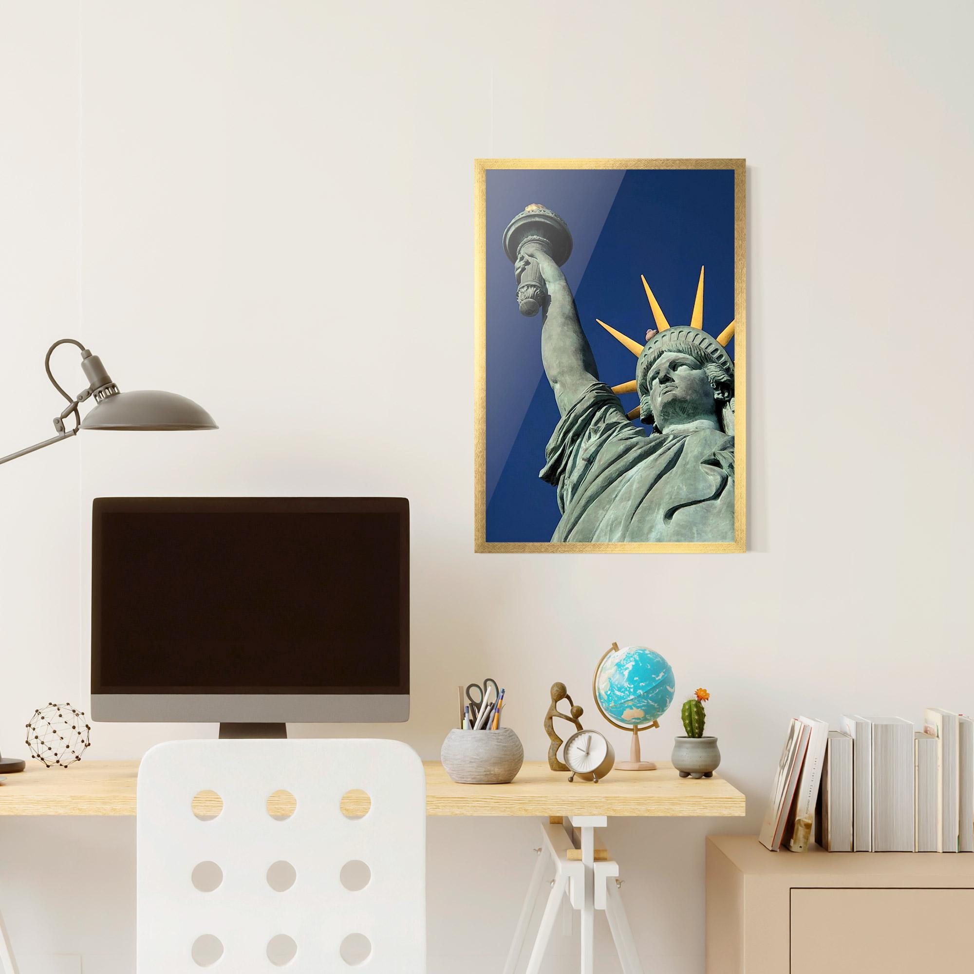 Рамкиран постер Statue Of Liberty mockup 6