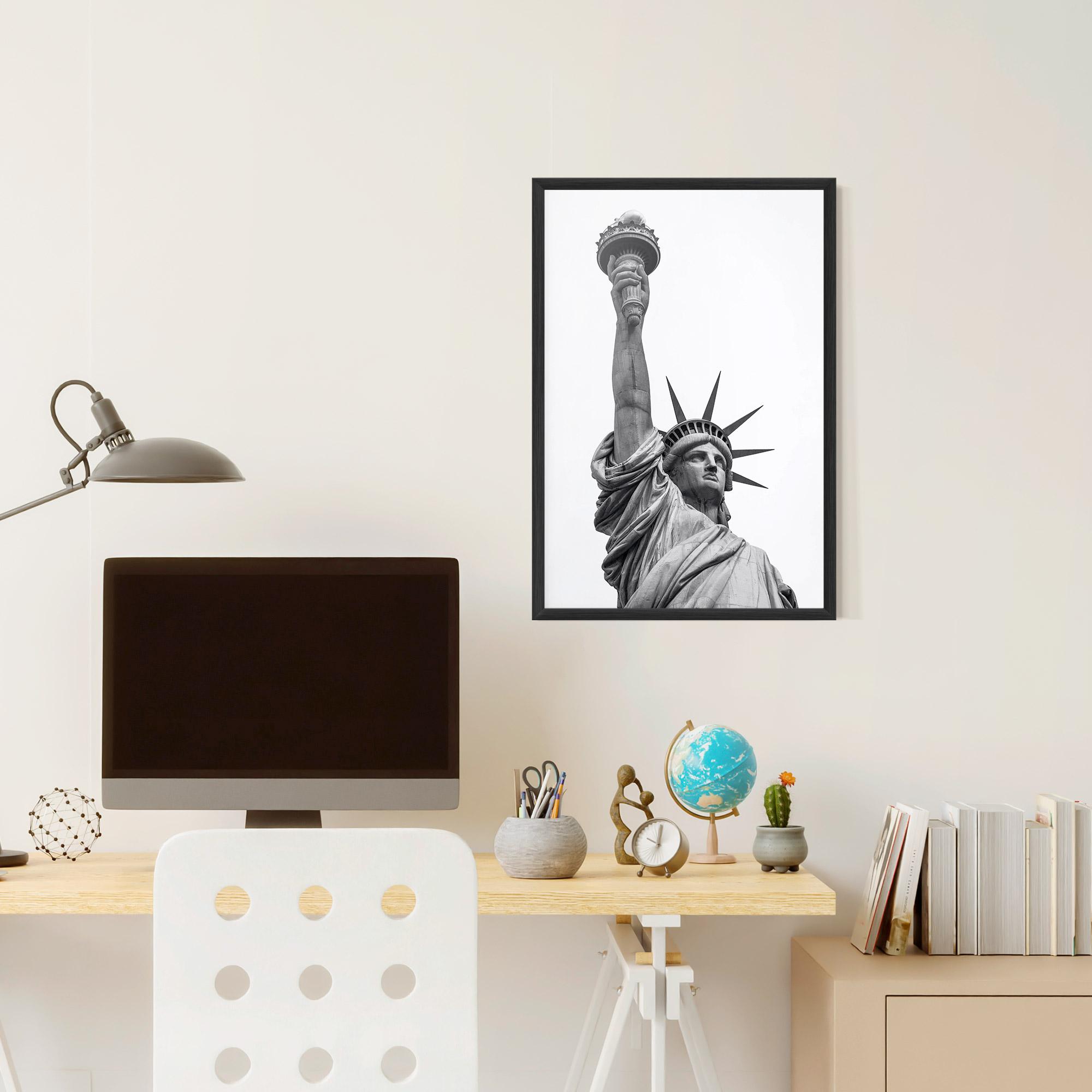Рамкиран постер Liberty Statue mockup 6