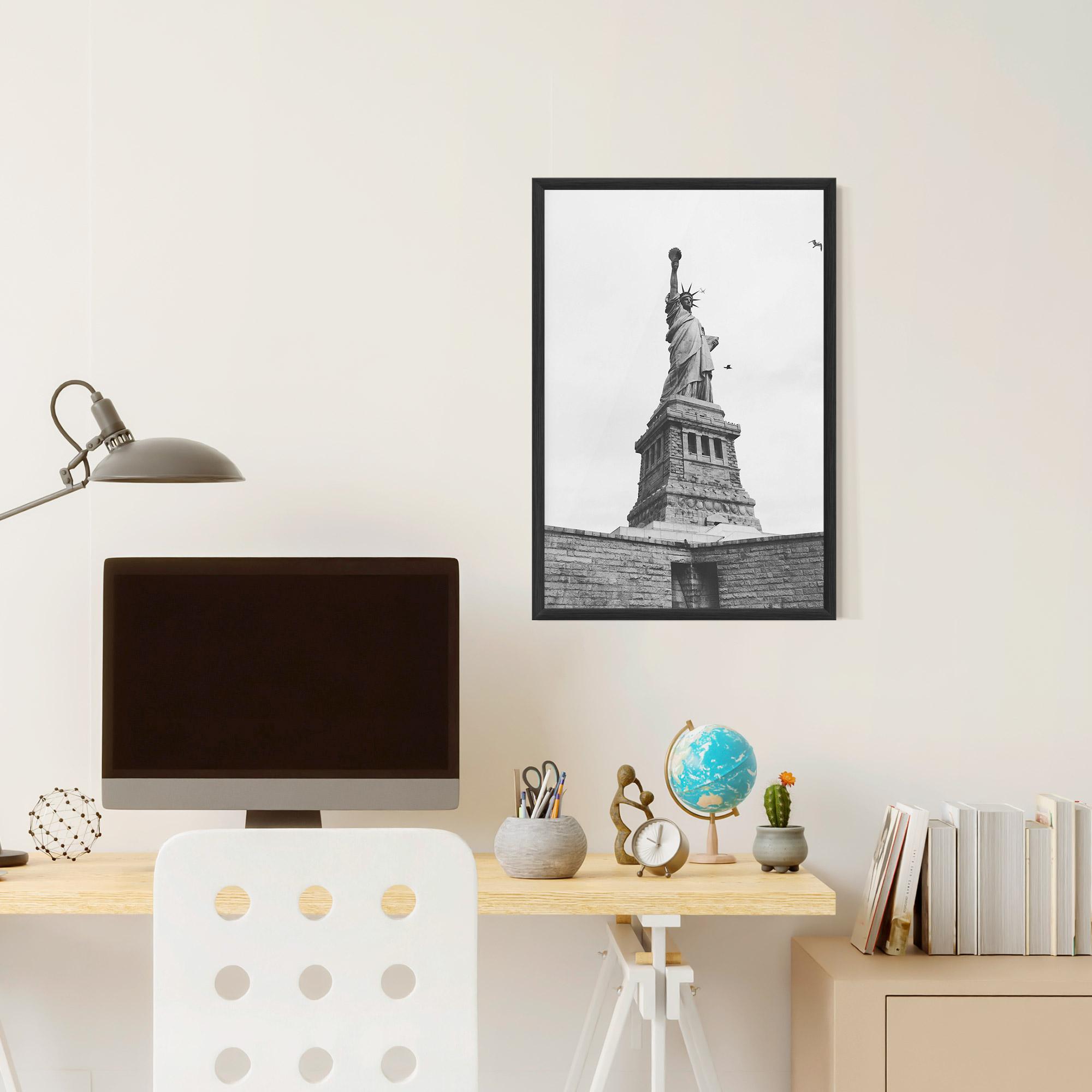 Рамкиран постер The Statue Of Liberty mockup 6