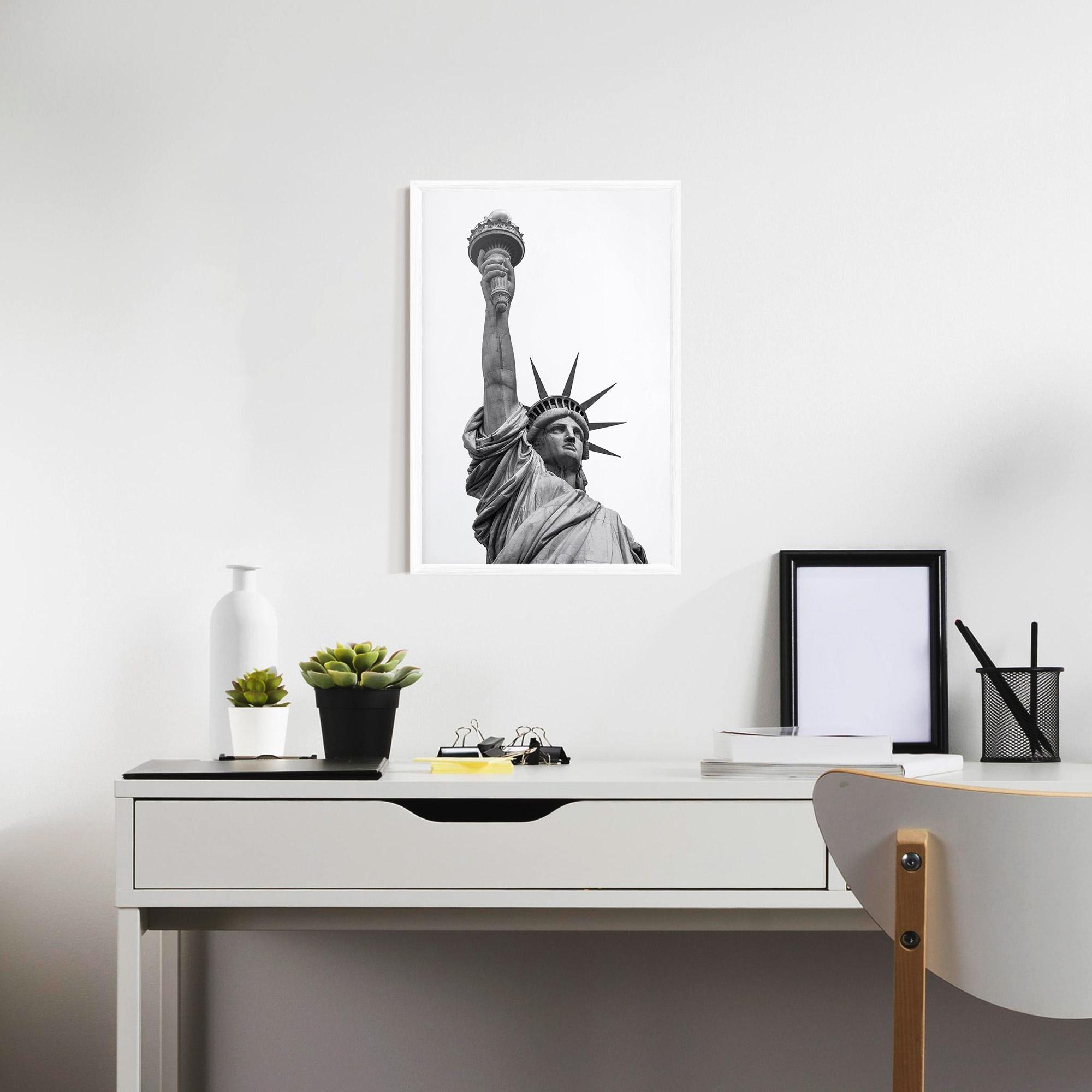 Рамкиран постер Liberty Statue mockup 7