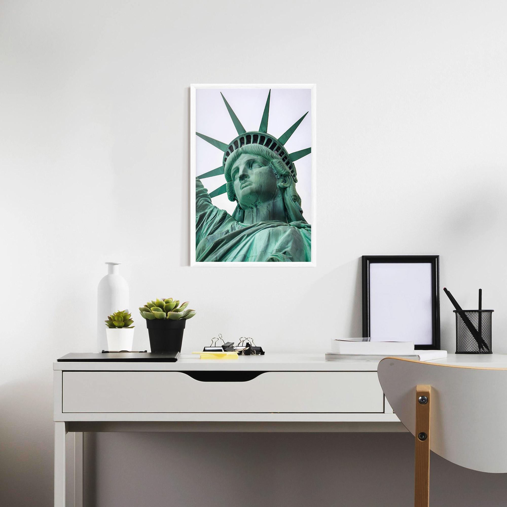 Рамкиран постер Statue Of Liberty Head mockup 7
