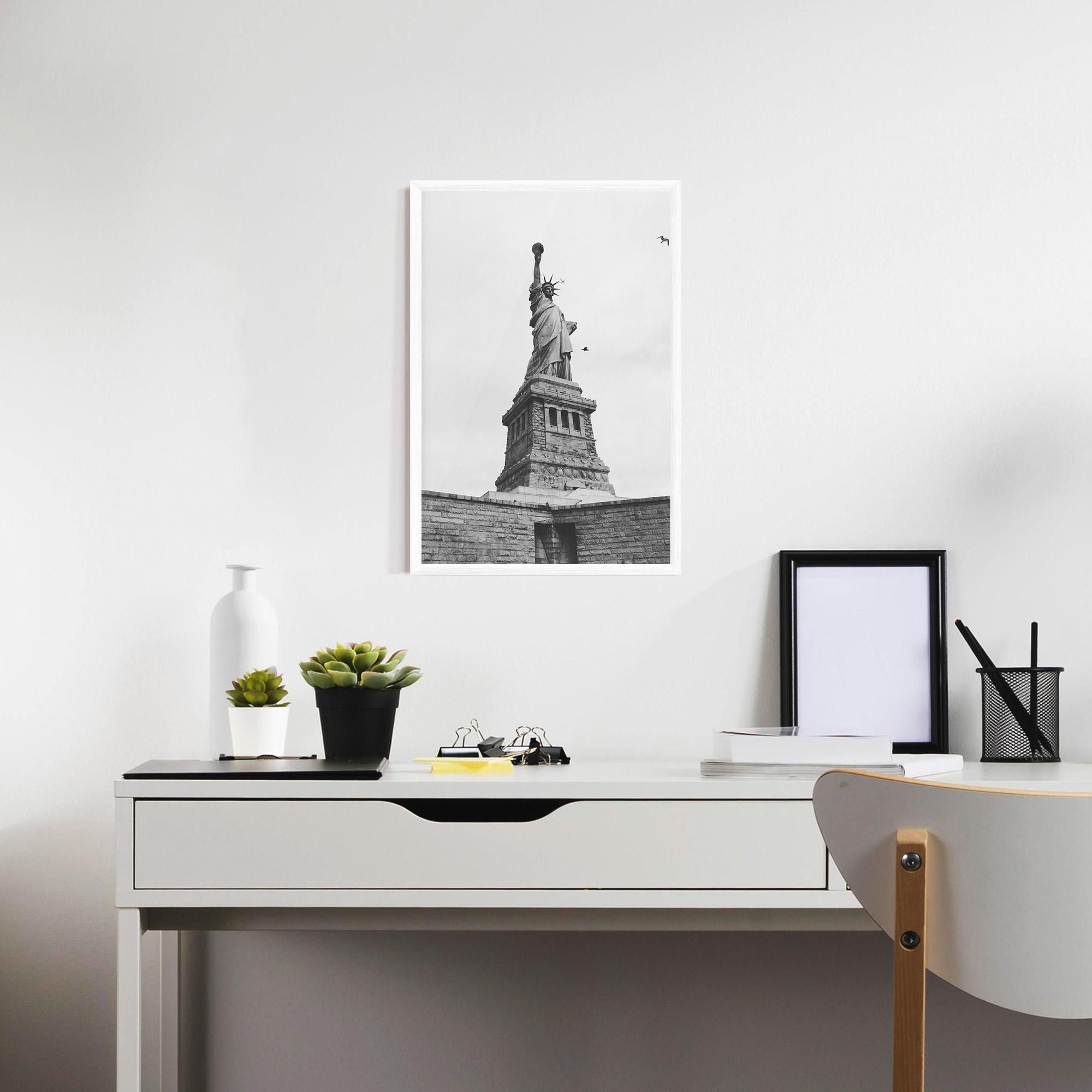 Рамкиран постер The Statue Of Liberty mockup 7