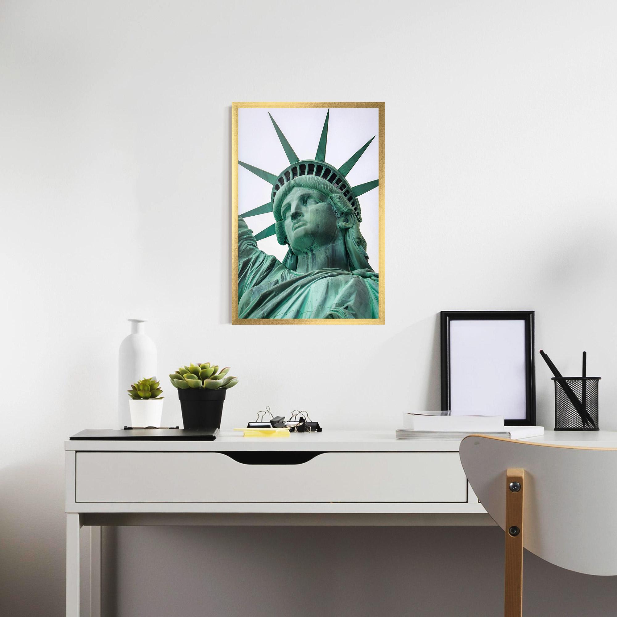 Рамкиран постер Statue Of Liberty Head mockup 7