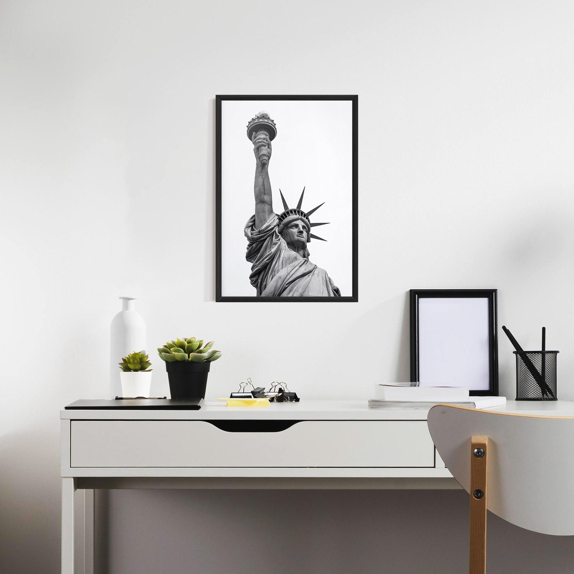 Рамкиран постер Liberty Statue mockup 7