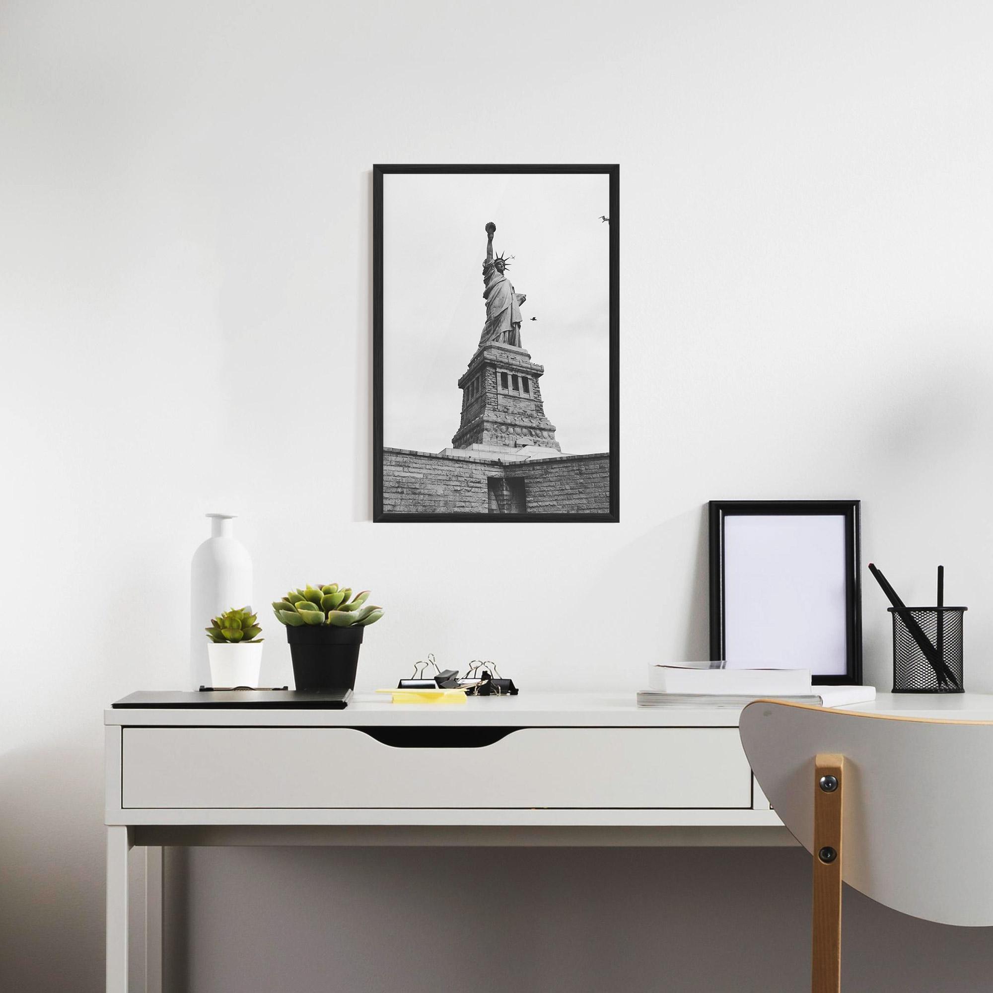 Рамкиран постер The Statue Of Liberty mockup 7