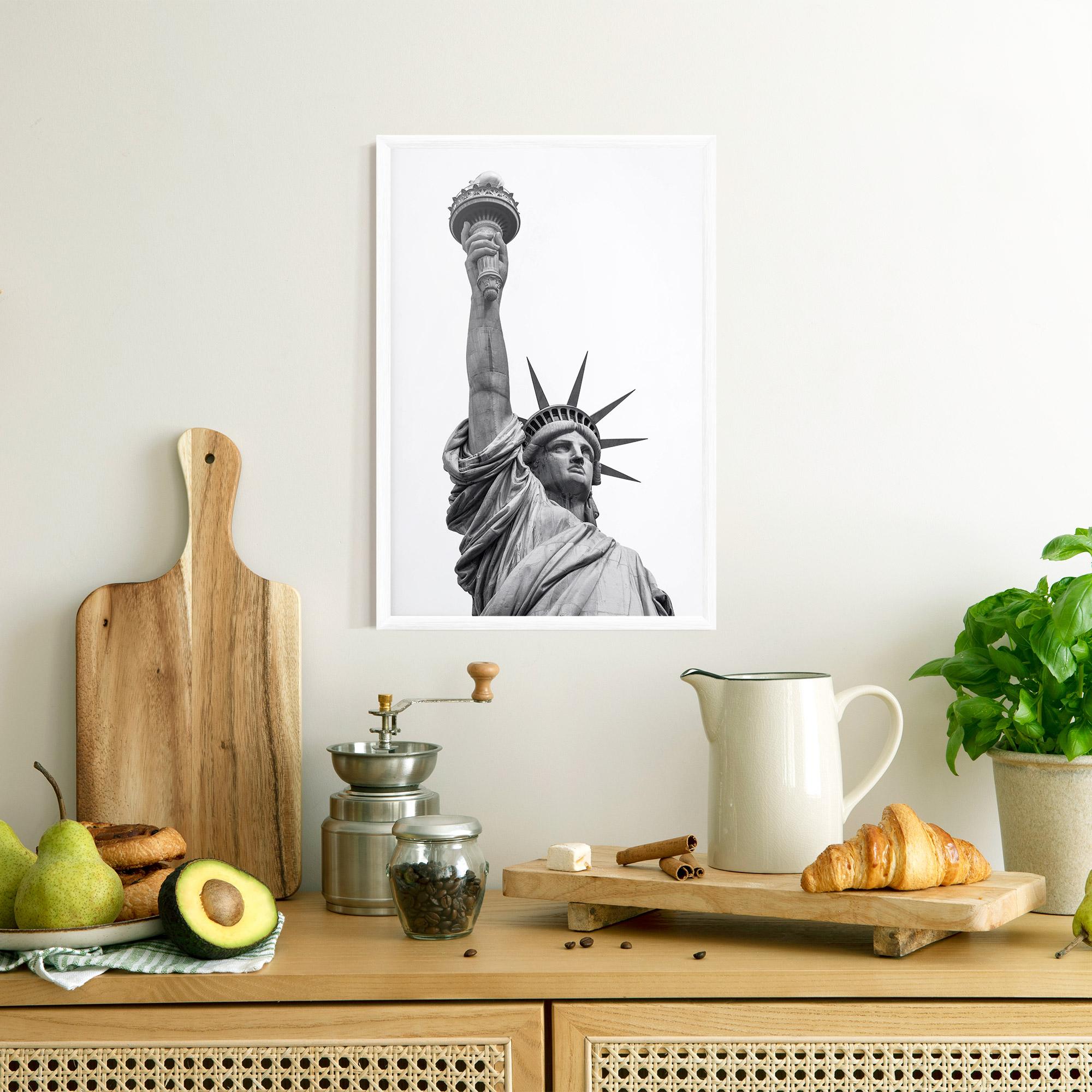 Рамкиран постер Liberty Statue mockup 8