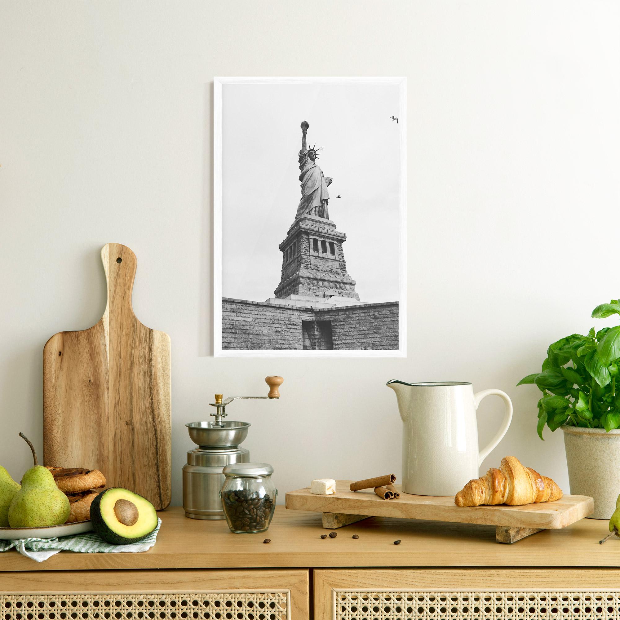 Рамкиран постер The Statue Of Liberty mockup 8