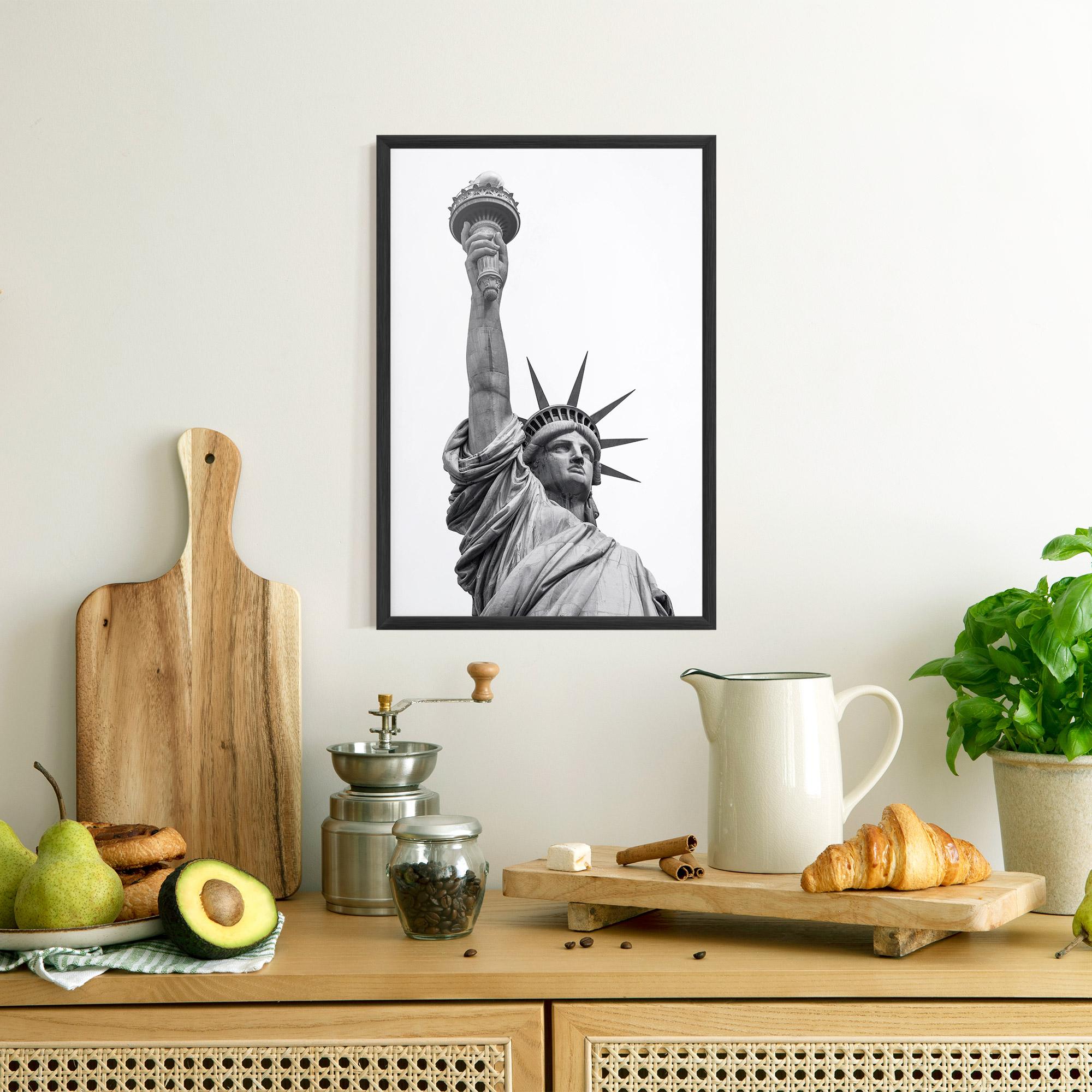 Рамкиран постер Liberty Statue mockup 8
