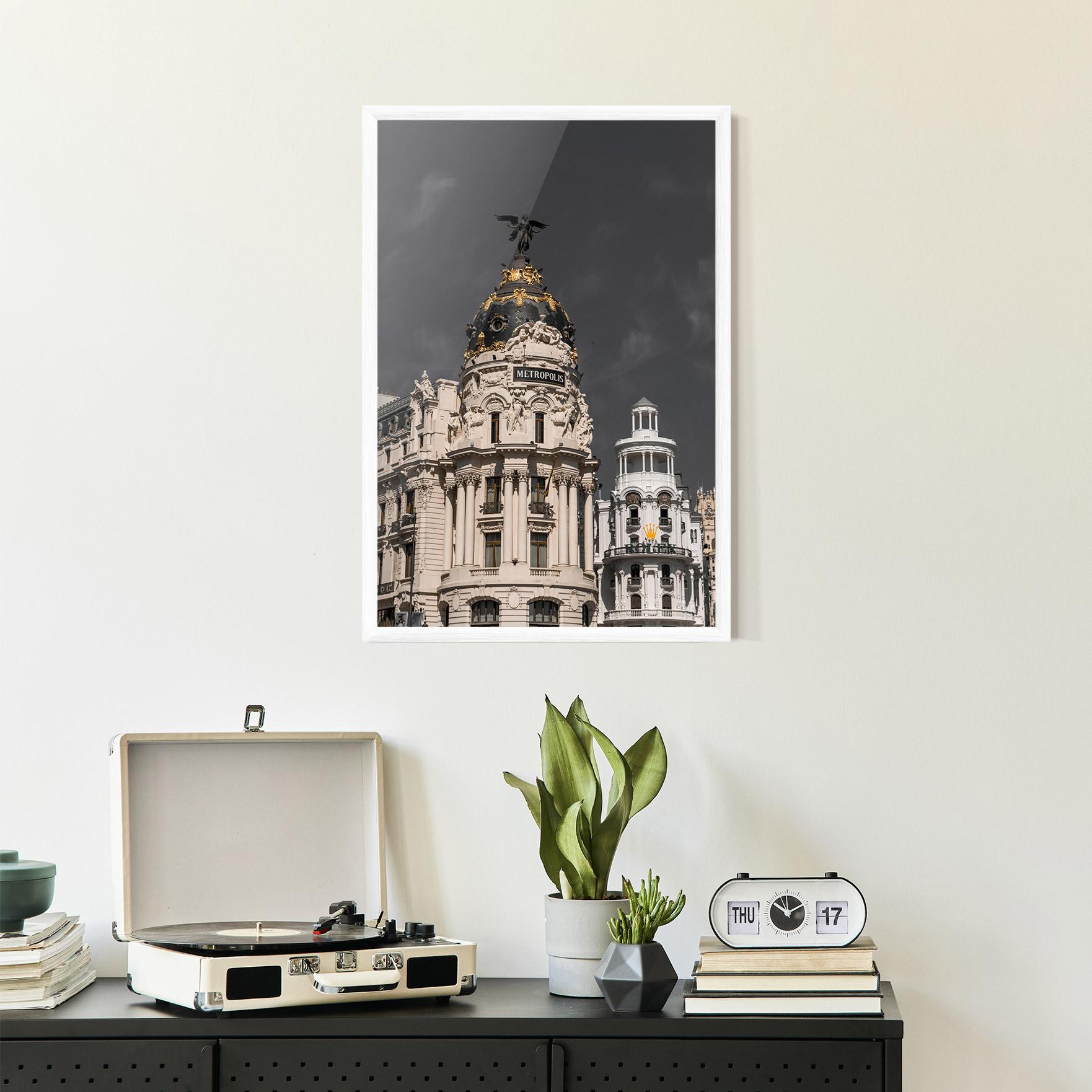 Рамкиран постер Metropolis Building mockup 2