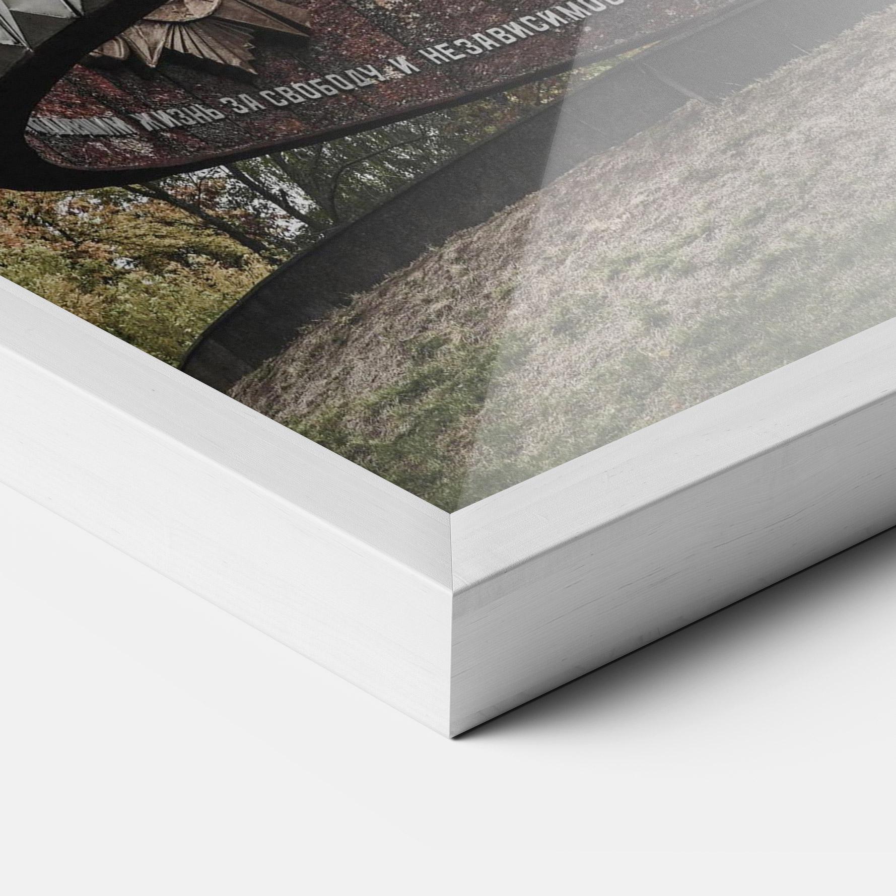 Рамкиран постер Monument Of Glory mockup 3