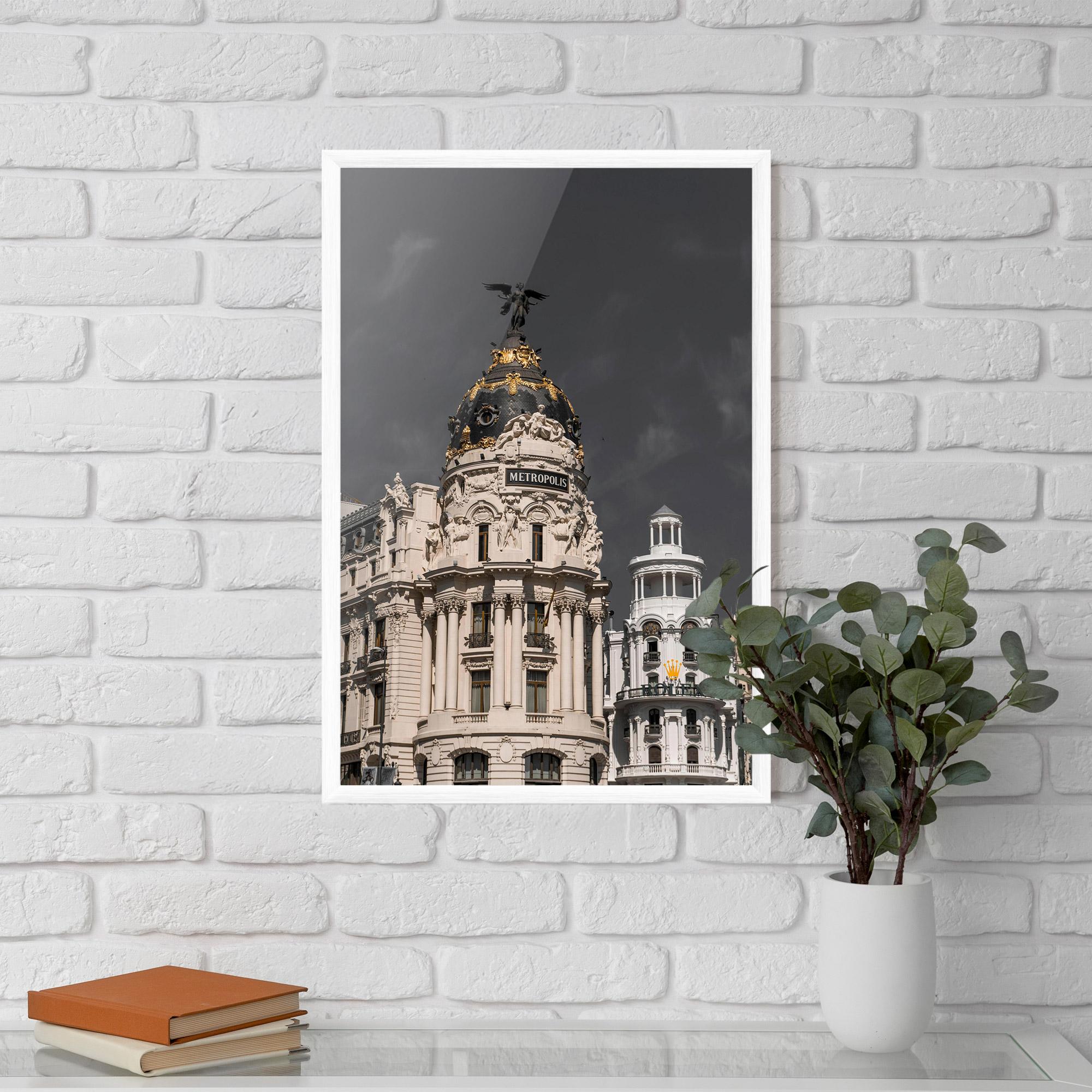 Рамкиран постер Metropolis Building mockup 5
