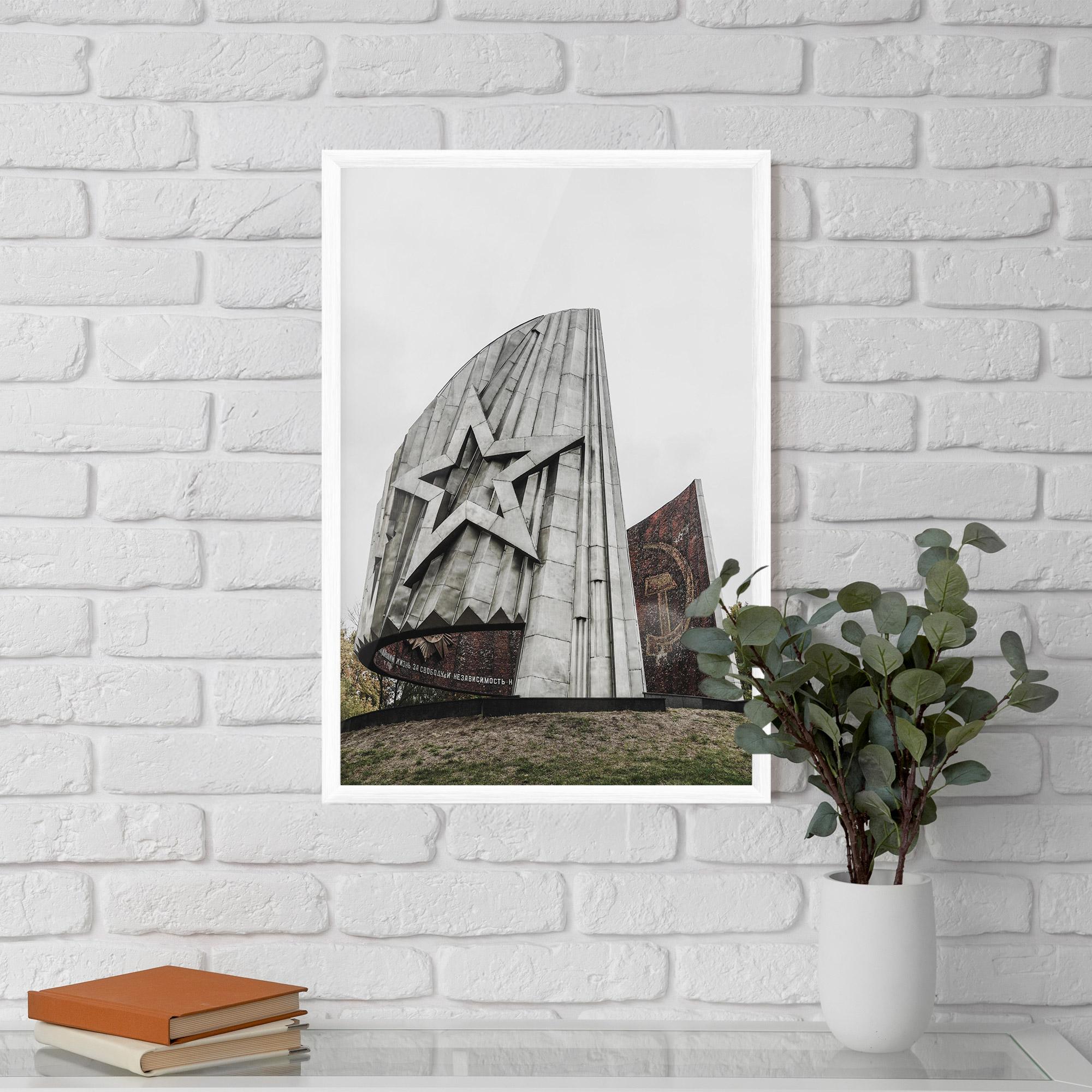 Рамкиран постер Monument Of Glory mockup 5