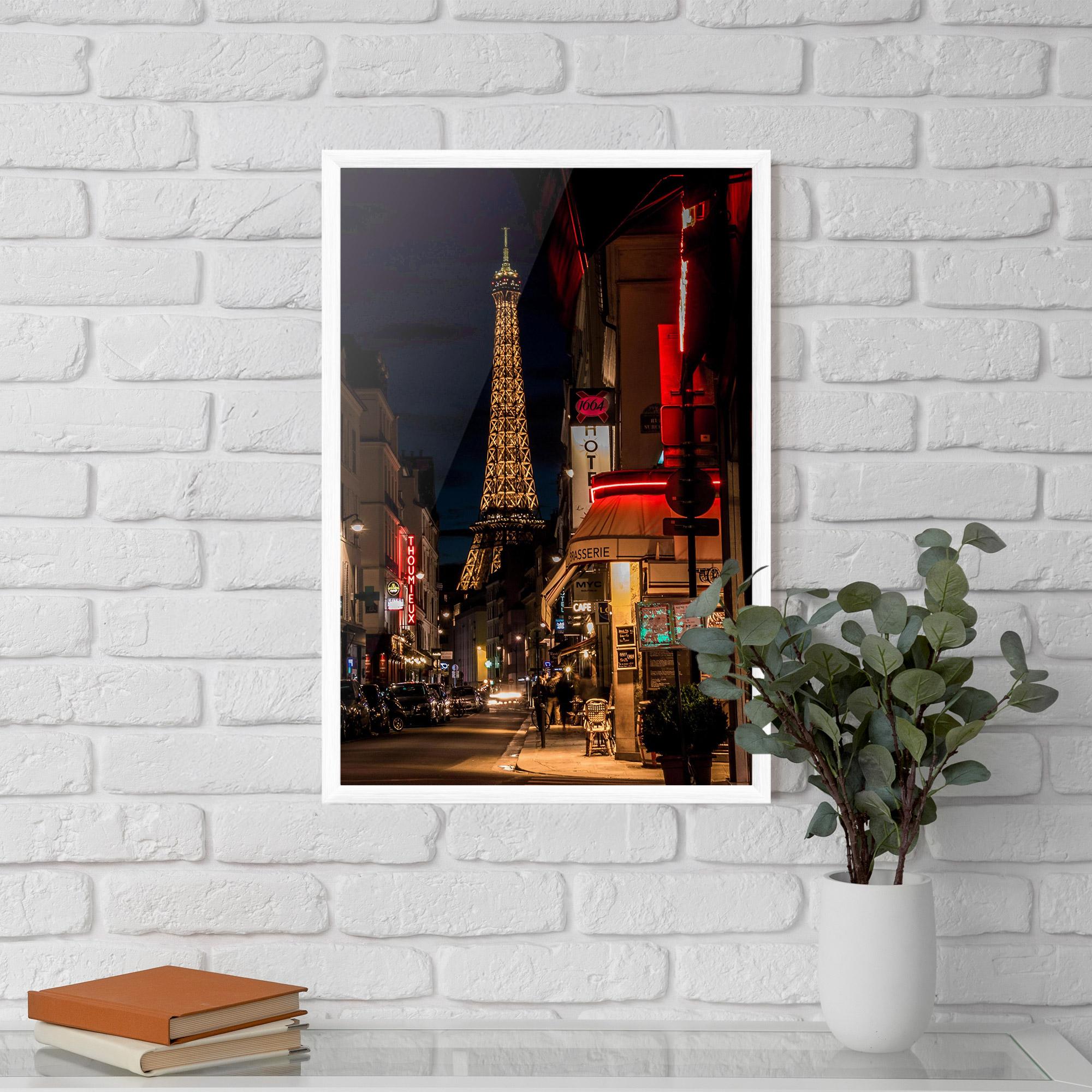 Рамкиран постер Paris Walk mockup 5