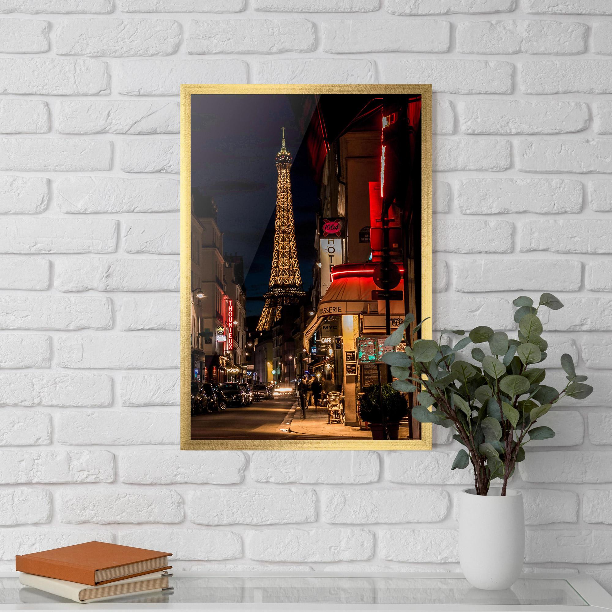 Рамкиран постер Paris Walk mockup 5