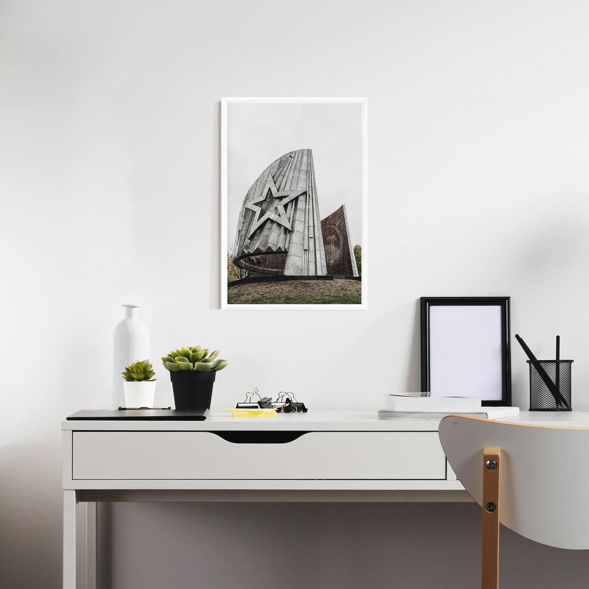 Рамкиран постер Monument Of Glory mockup 7