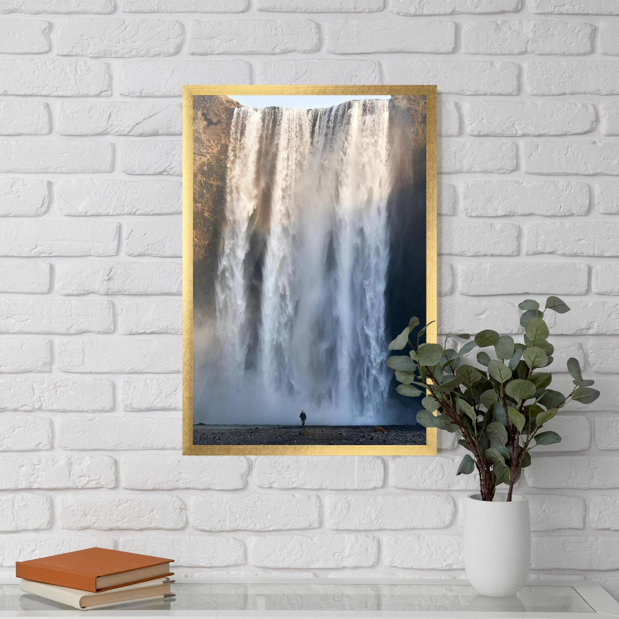 Рамкиран постер Small Man Waterfall mockup 5