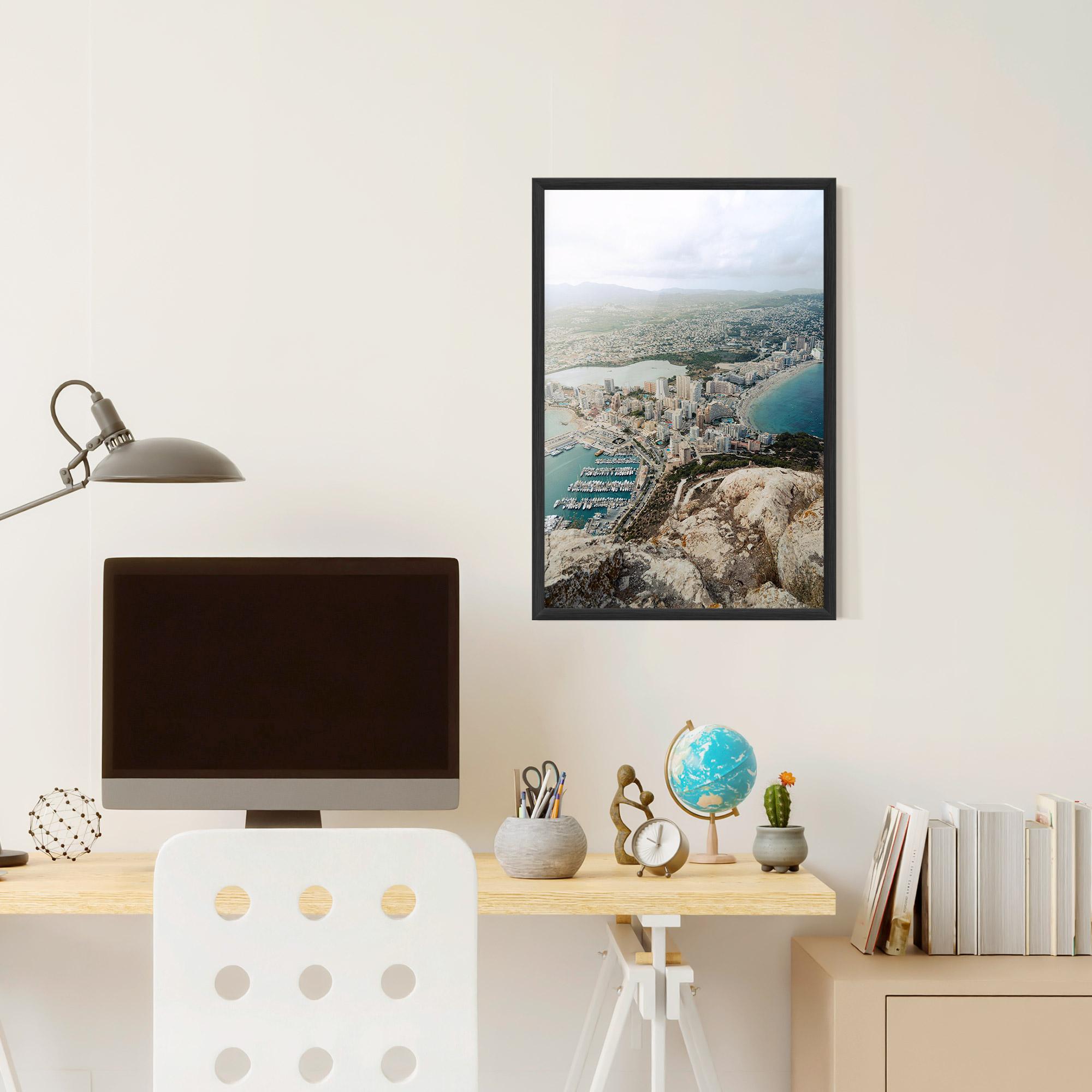 Рамкиран постер Coast City mockup 6