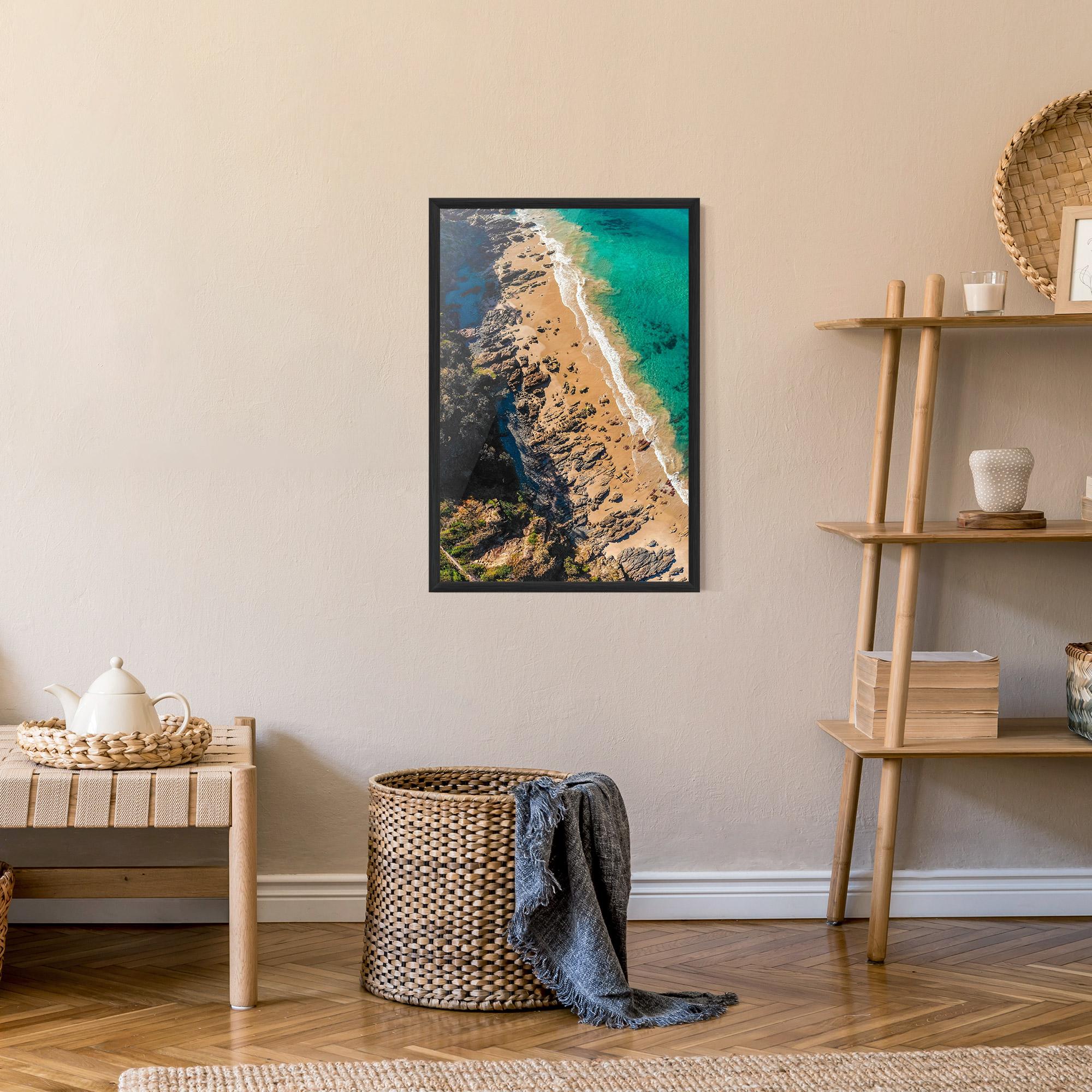 Рамкиран постер Rocky Beach mockup 9