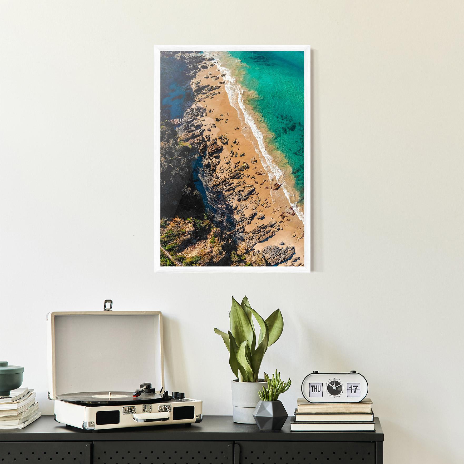 Рамкиран постер Rocky Beach mockup 2