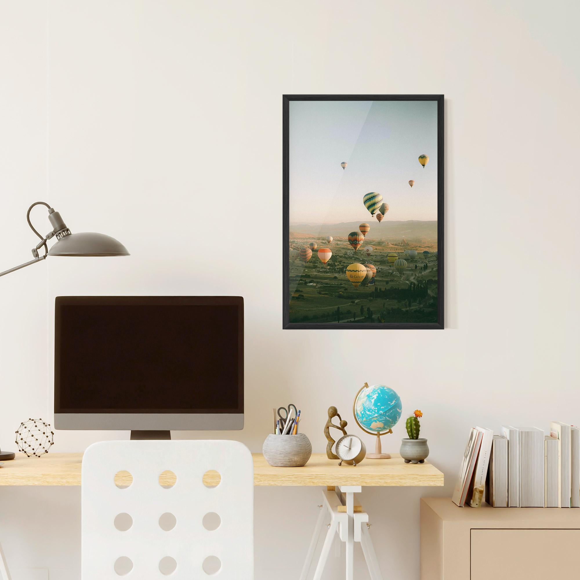 Рамкиран постер Hot Ballons mockup 6