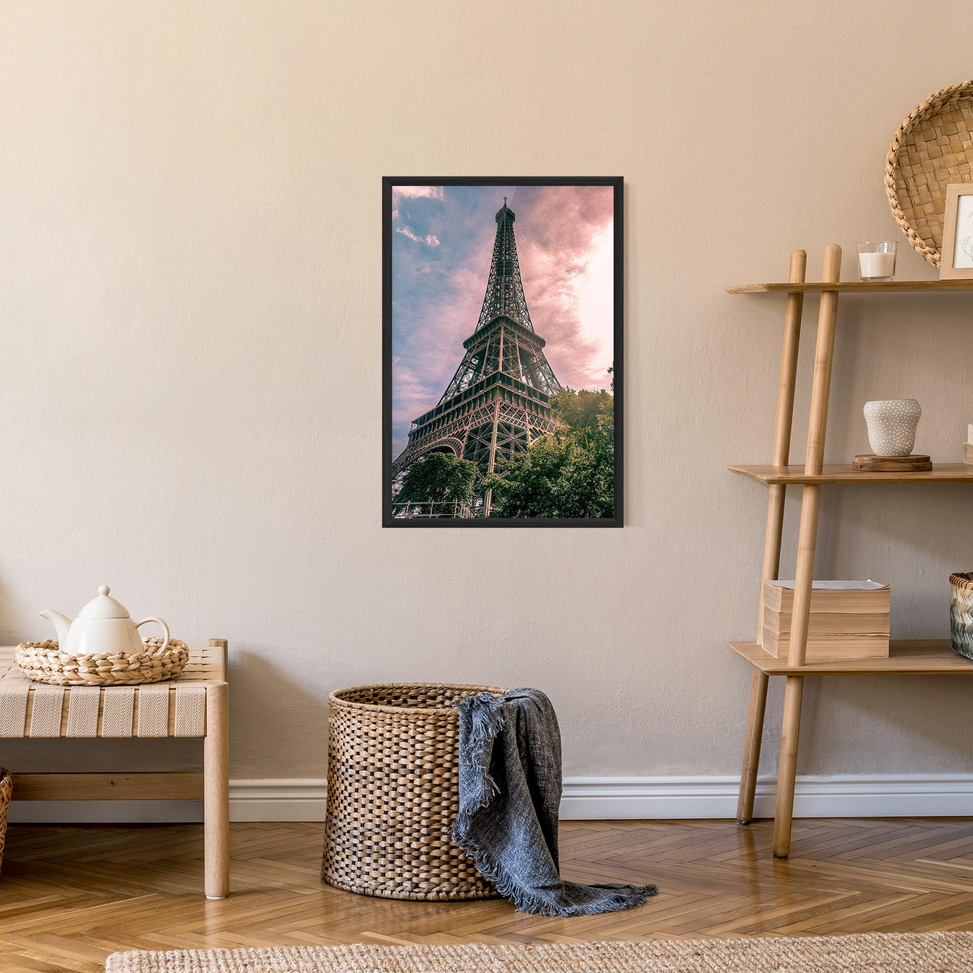 Рамкиран постер Eiffel Under Pink Sky mockup 9