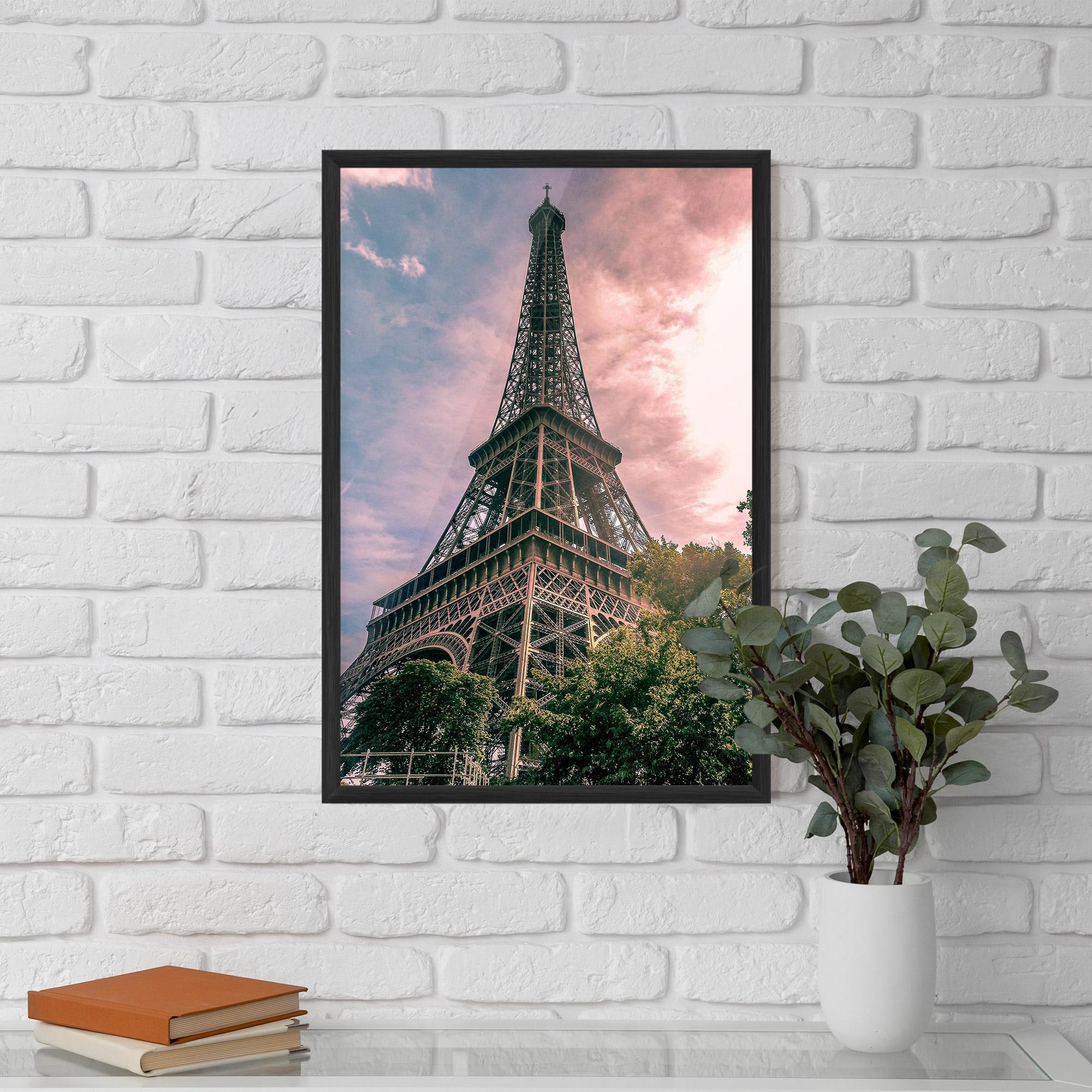 Рамкиран постер Eiffel Under Pink Sky mockup 5