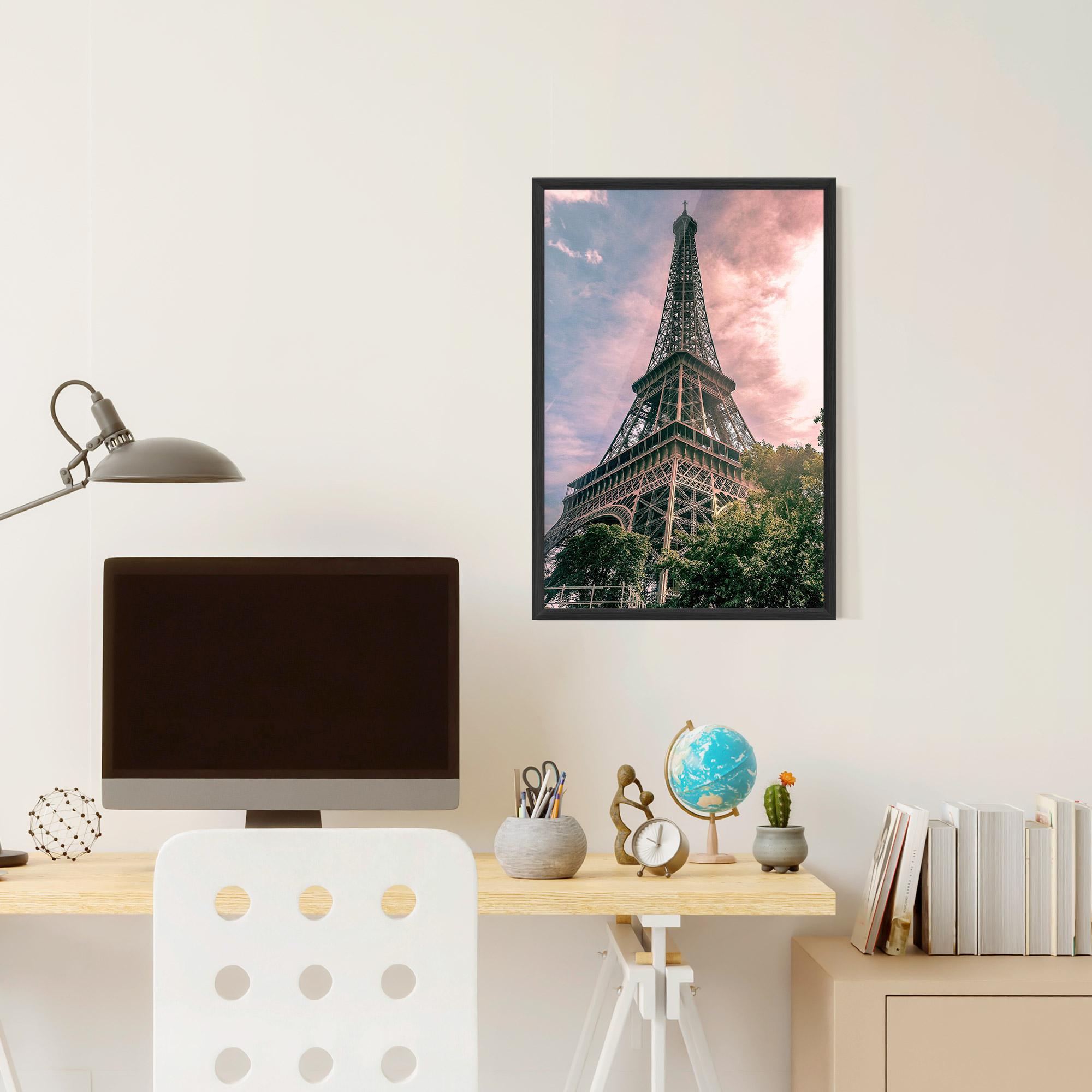 Рамкиран постер Eiffel Under Pink Sky mockup 6