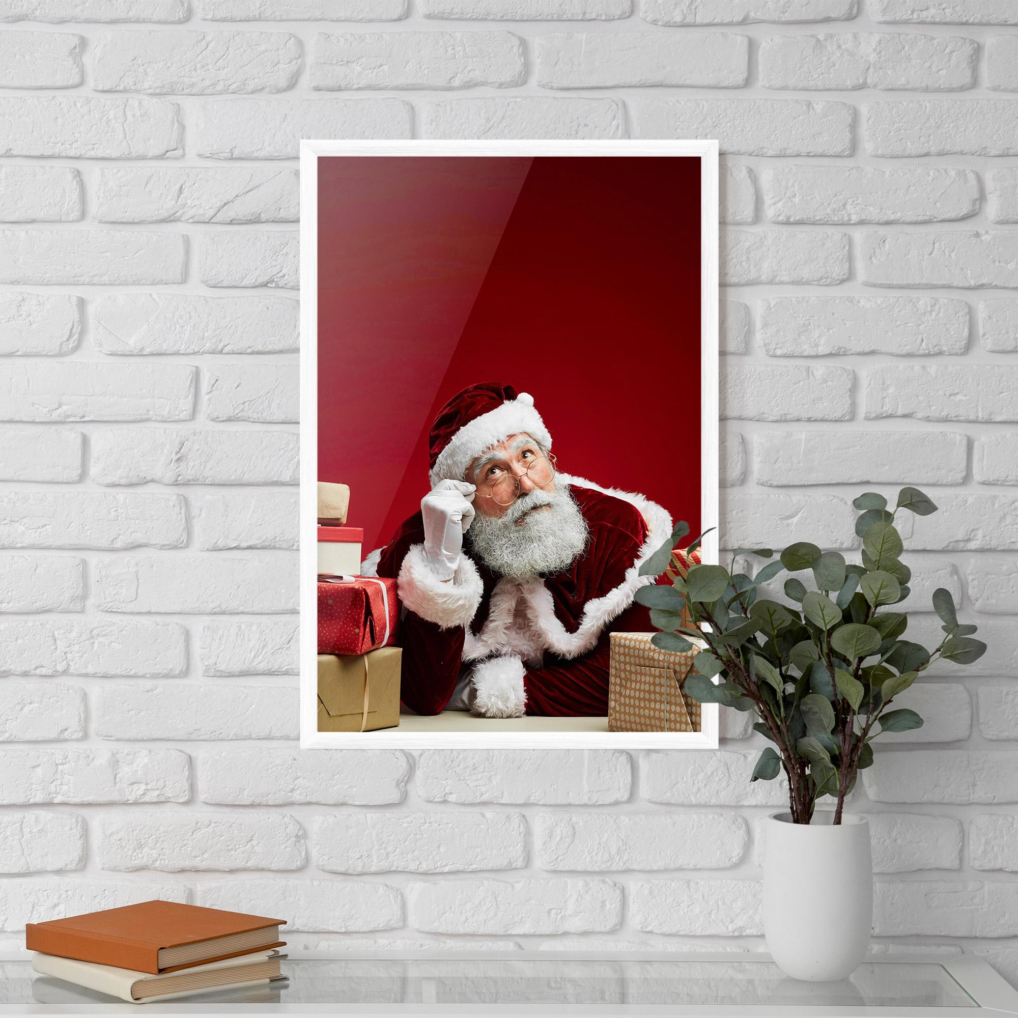 Рамкиран постер Pensive Santa mockup 5
