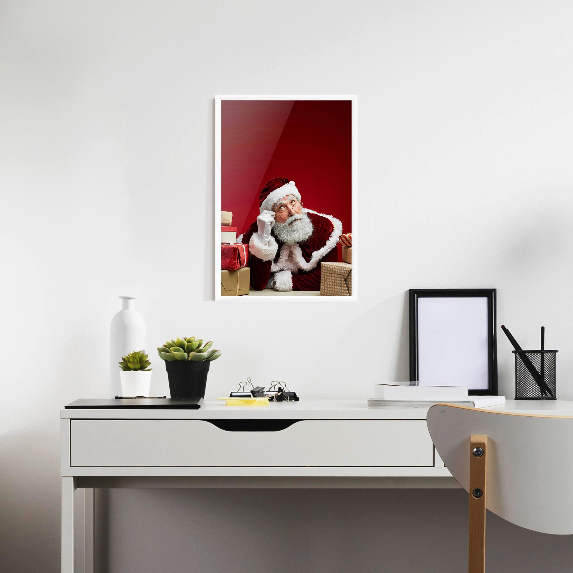 Рамкиран постер Pensive Santa mockup 7