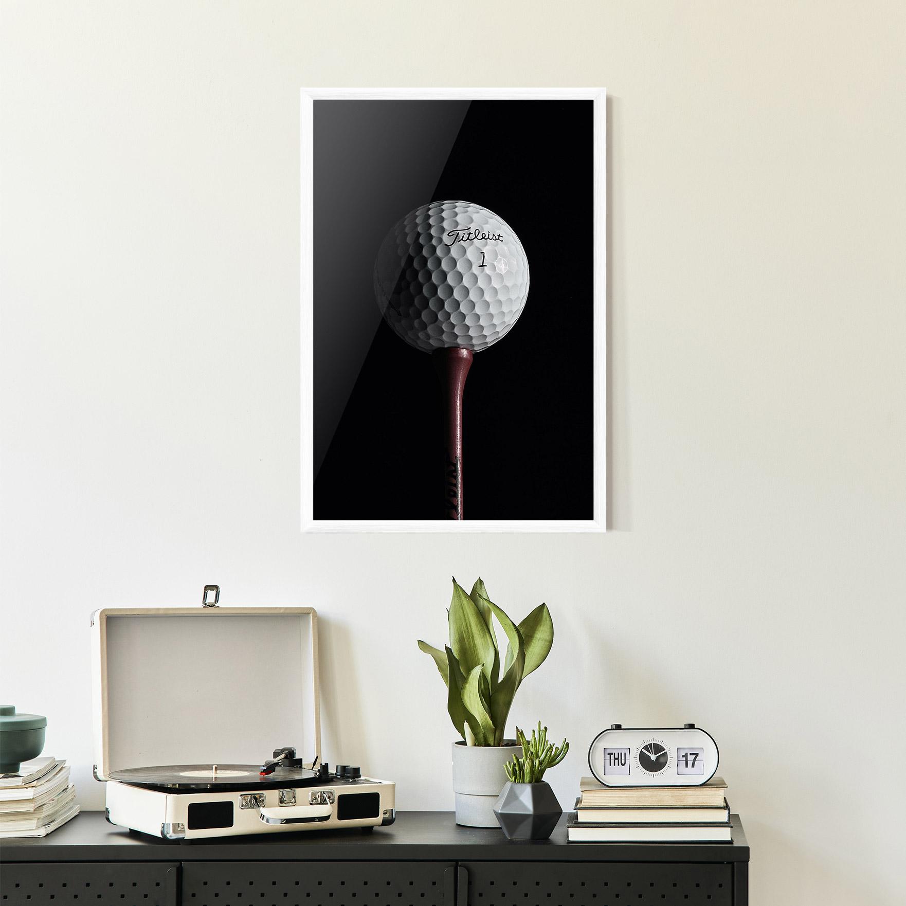 Рамкиран постер White Golf Ball On Black mockup 2
