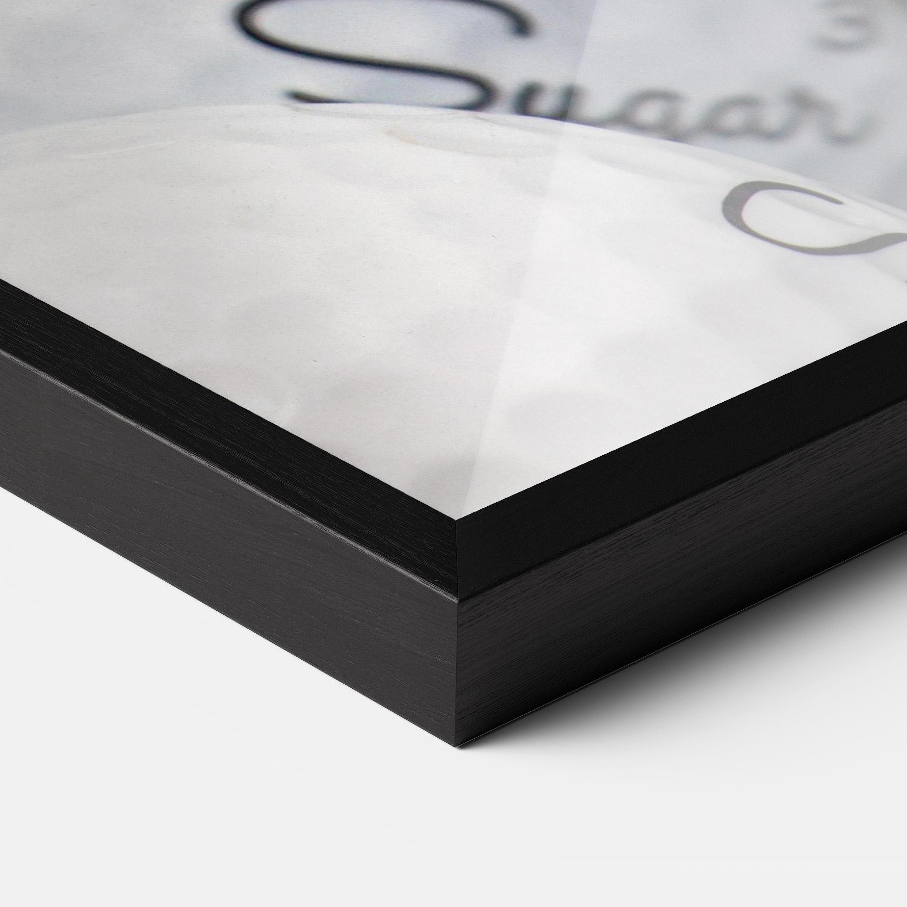 Рамкиран постер Sugar Ball Close Up mockup 3