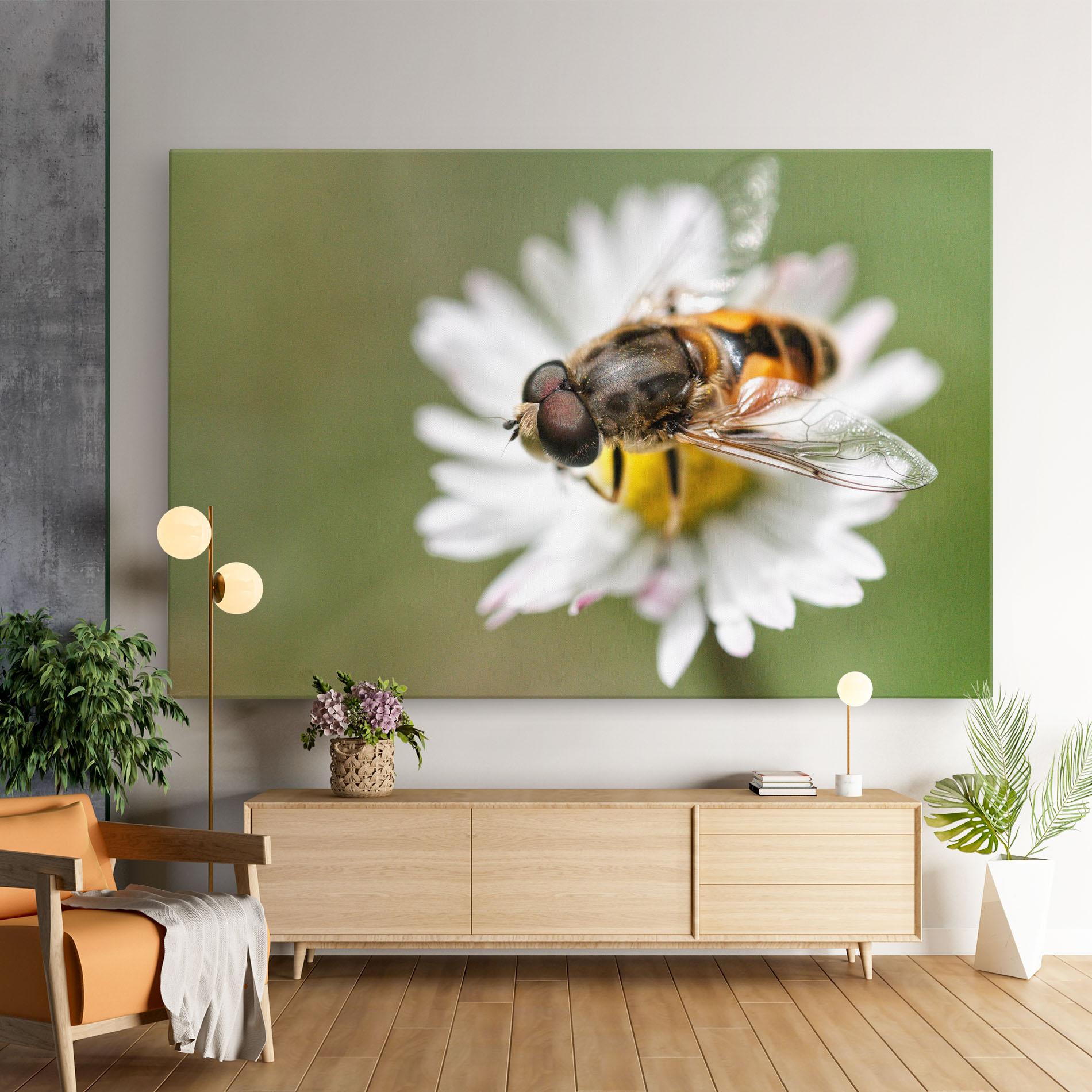 Картина на платно Bee On Small Daisy mockup 9