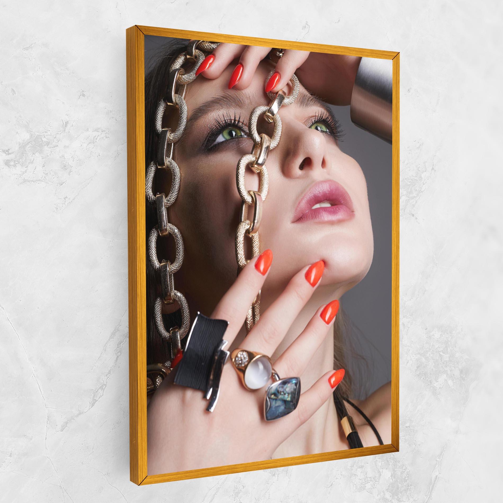 Картина на платно Big Chain Woman mockup 1