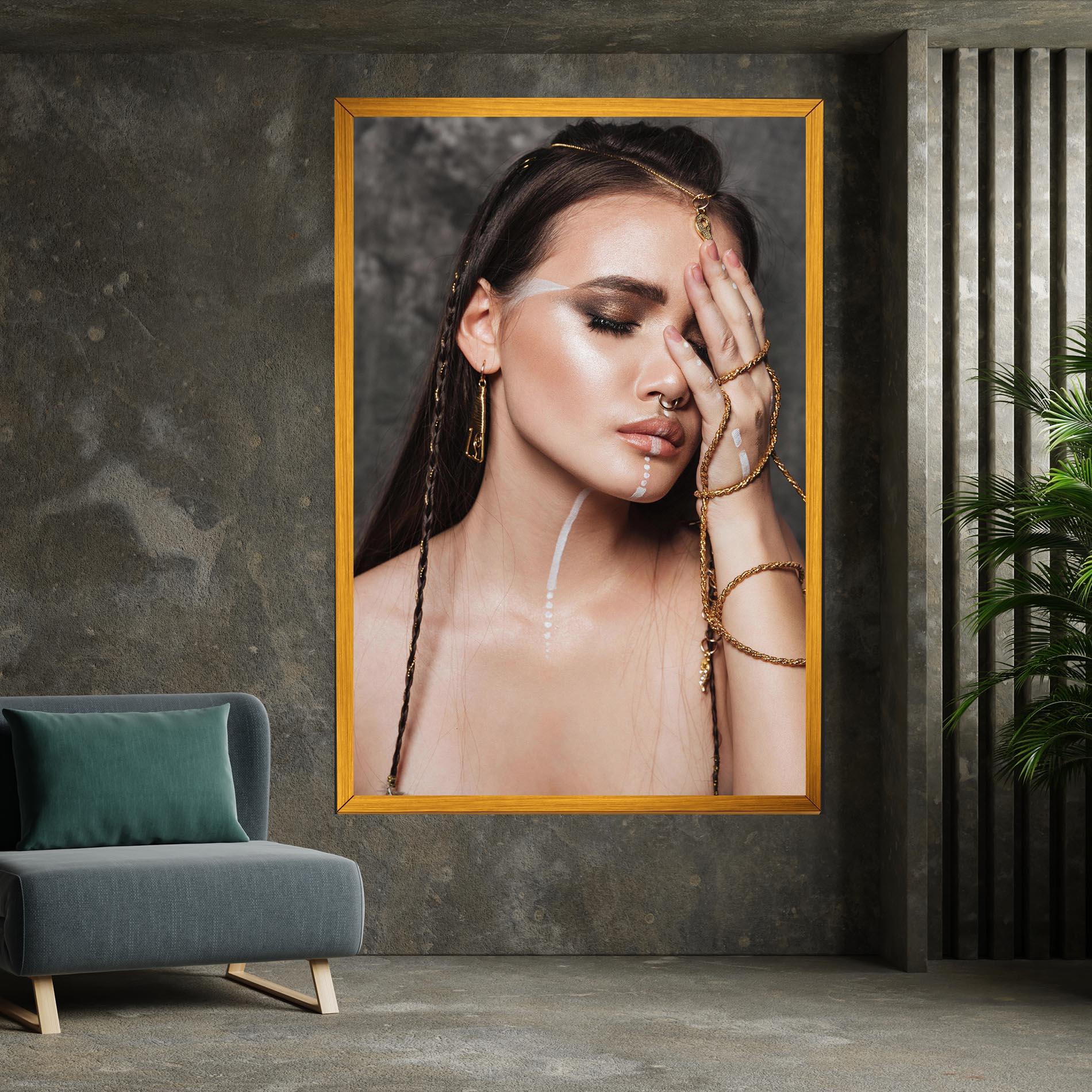 Картина на платно Gold Hand Accessory mockup 7