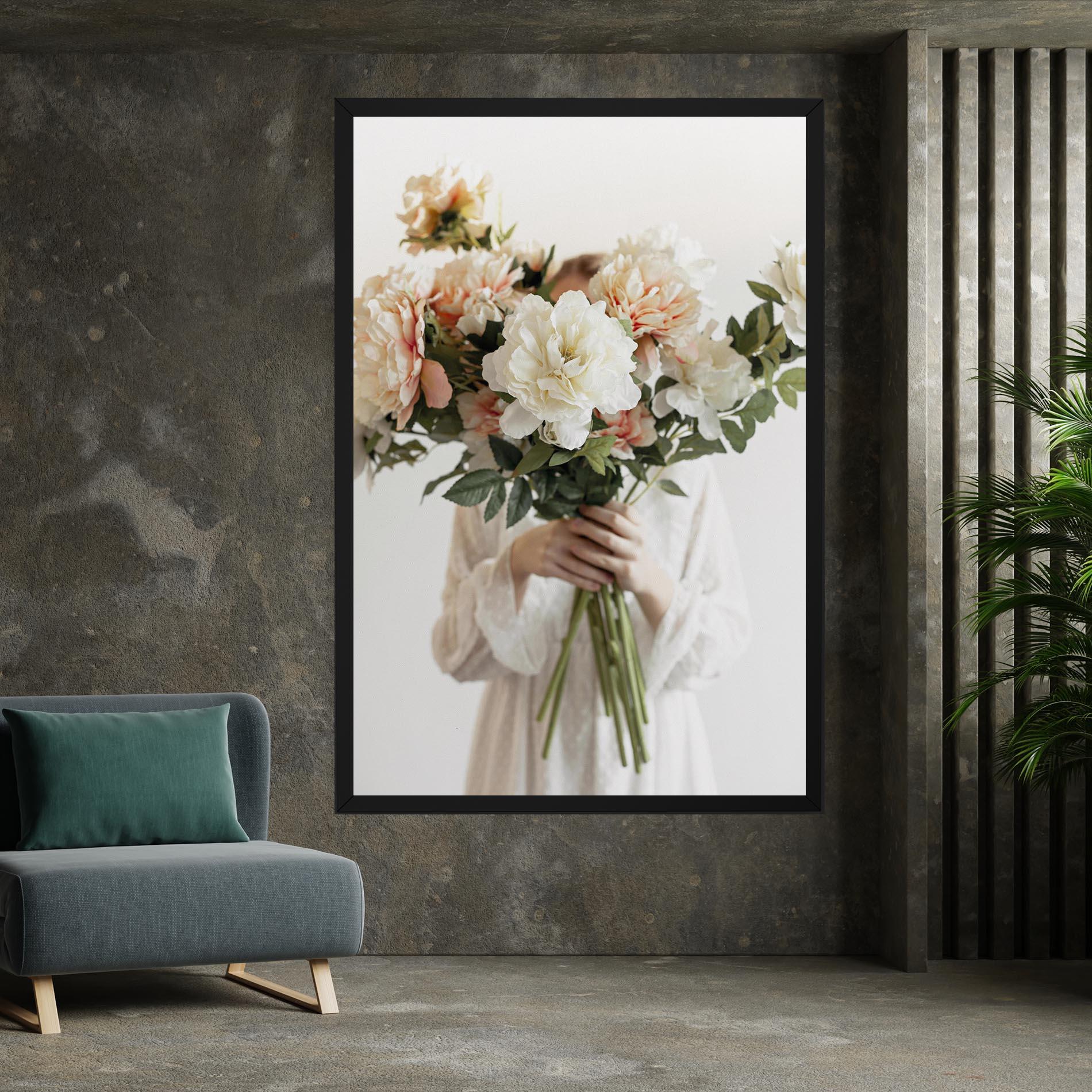 Картина на платно Bouquet Holding mockup 7