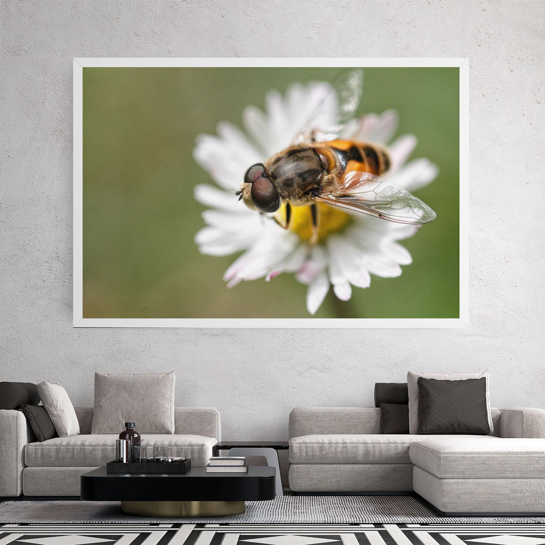 Картина на платно Bee On Small Daisy mockup 2