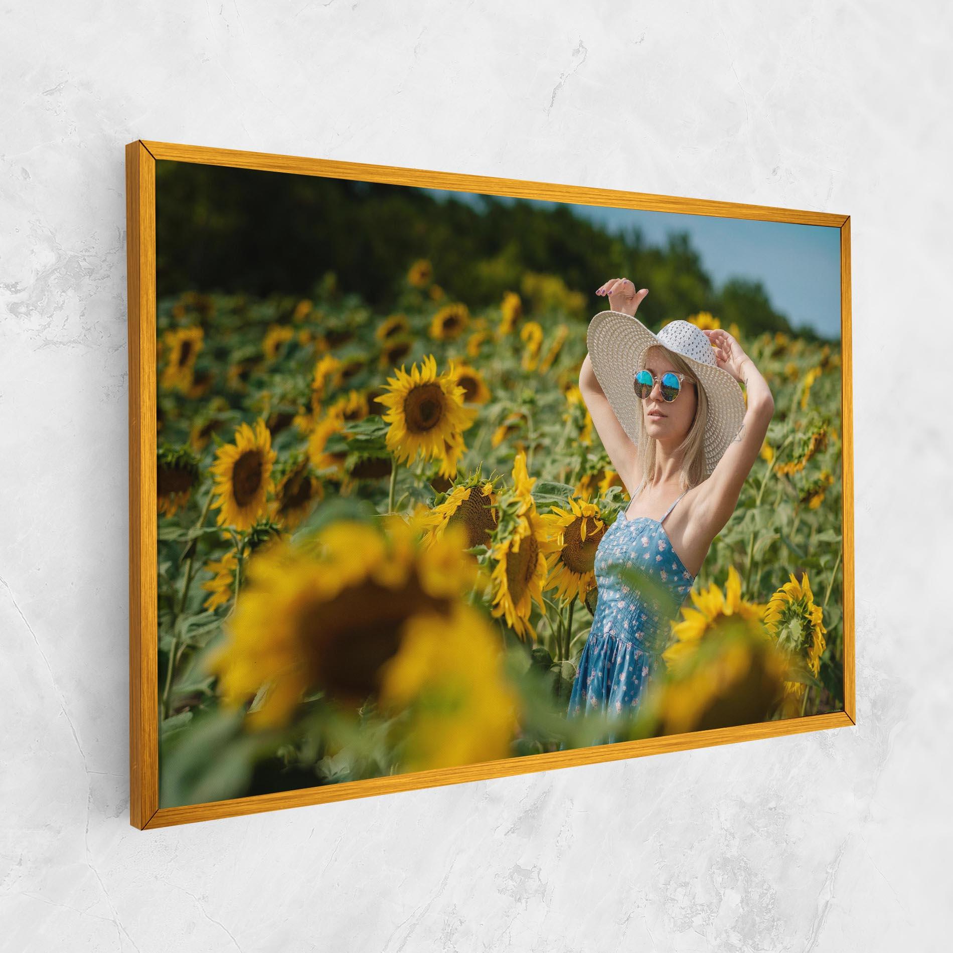 Картина на платно Model Posing mockup 1