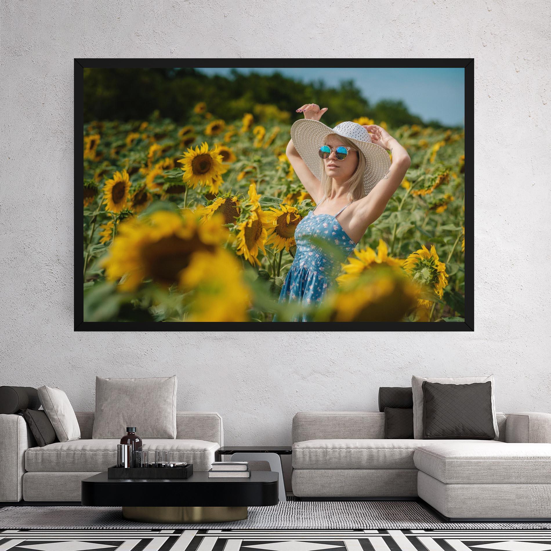 Картина на платно Model Posing mockup 2